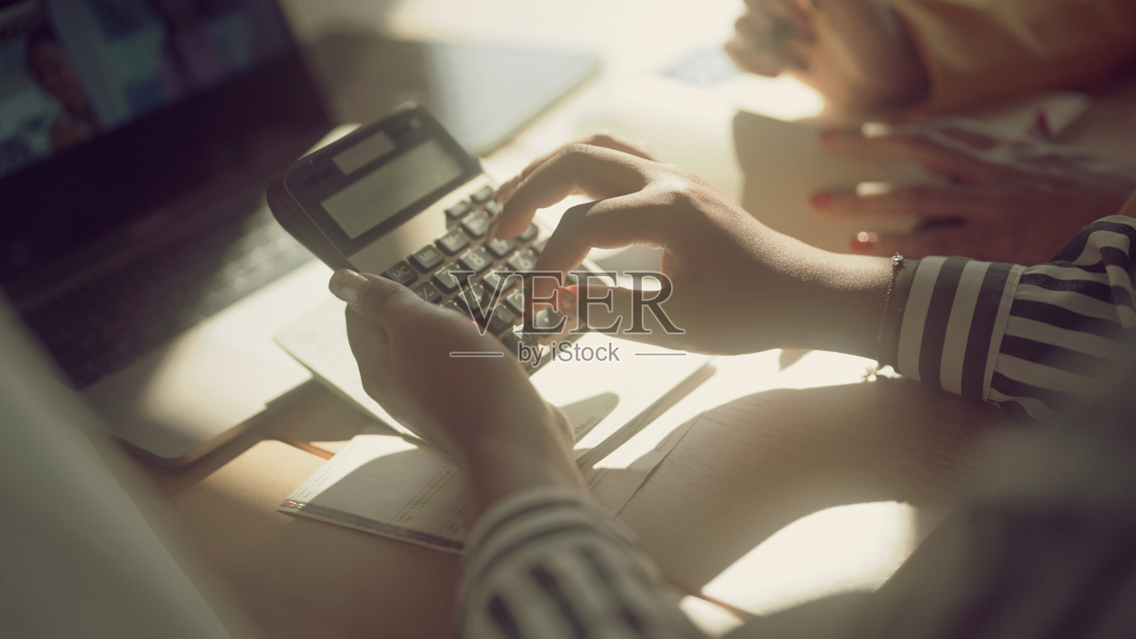 一群正在网上学习税收知识的妇女照片摄影图片