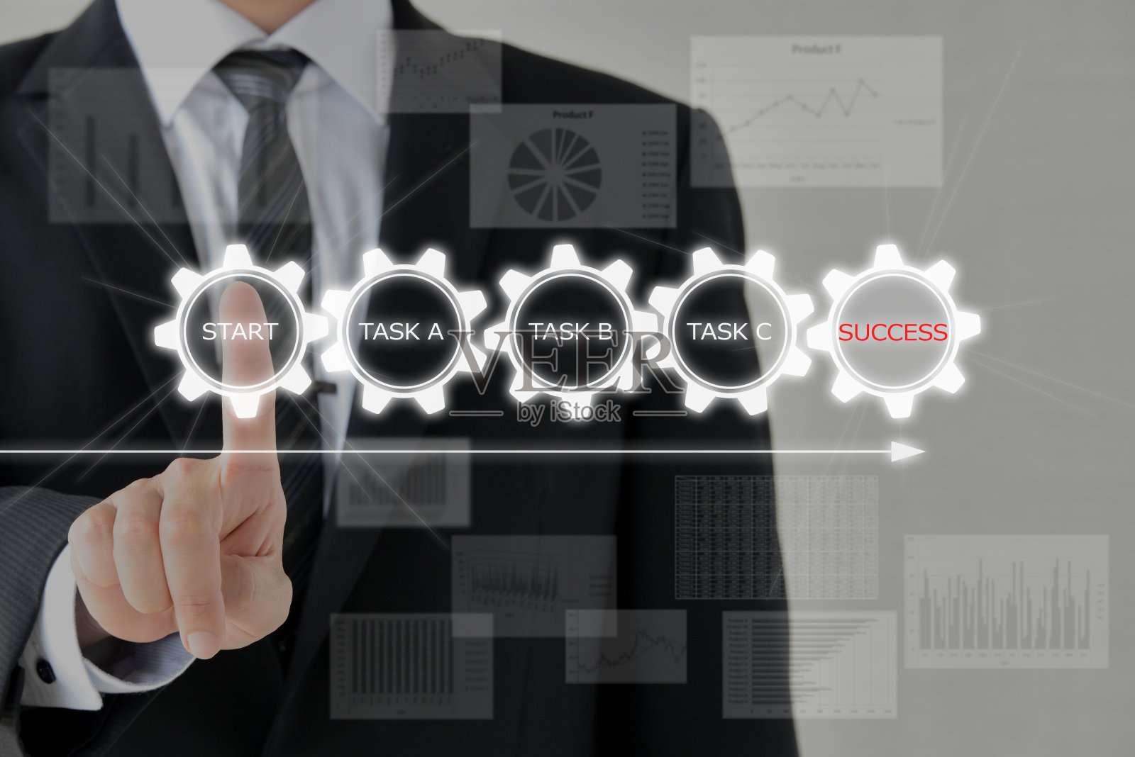 商人推动起步齿轮的成功照片摄影图片