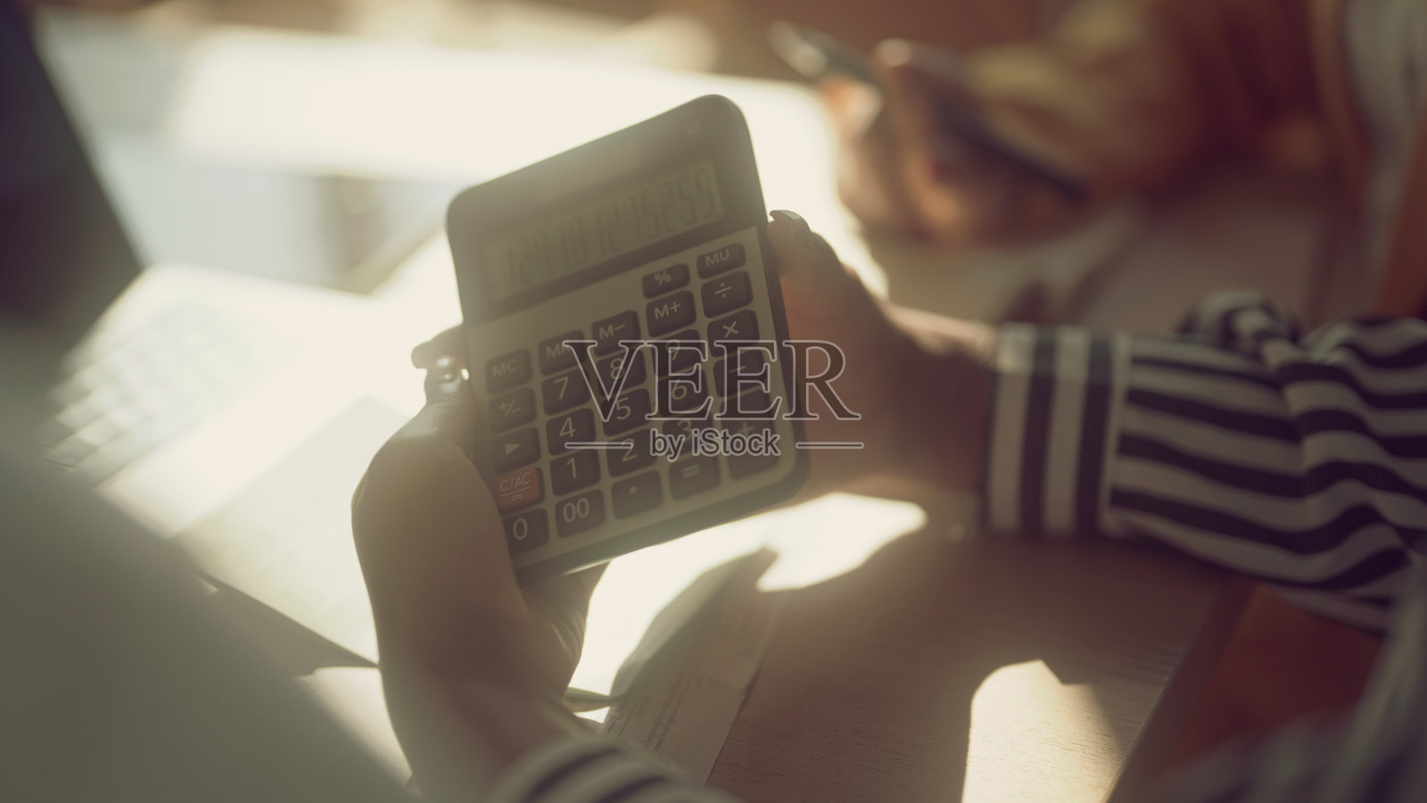 一群正在网上学习税收知识的妇女照片摄影图片