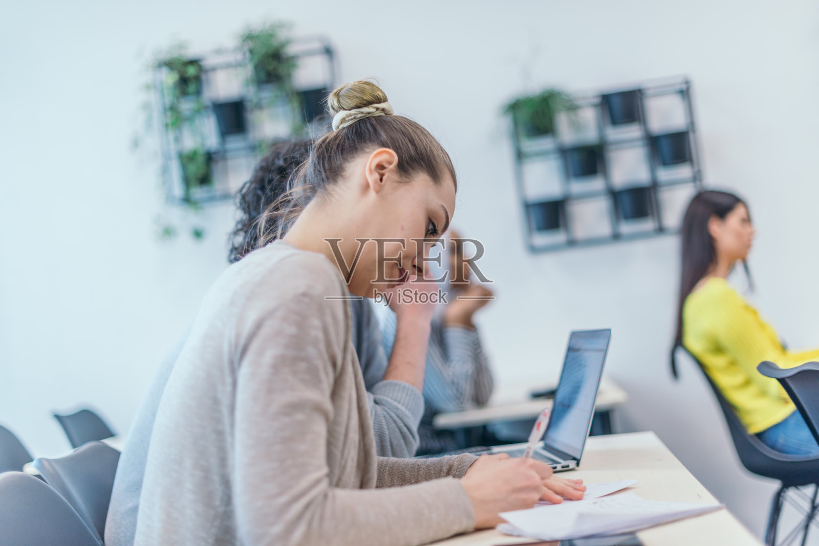 多民族商业团体在现代研讨会上参加商业研讨会时倾听演讲。照片摄影图片