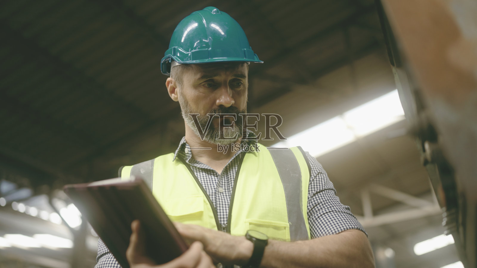 检查工厂机器状况的负责人照片摄影图片