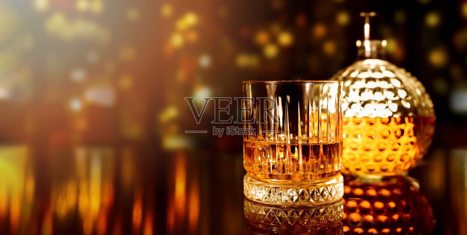 吧台上有一瓶威士忌。本空间照片摄影图片