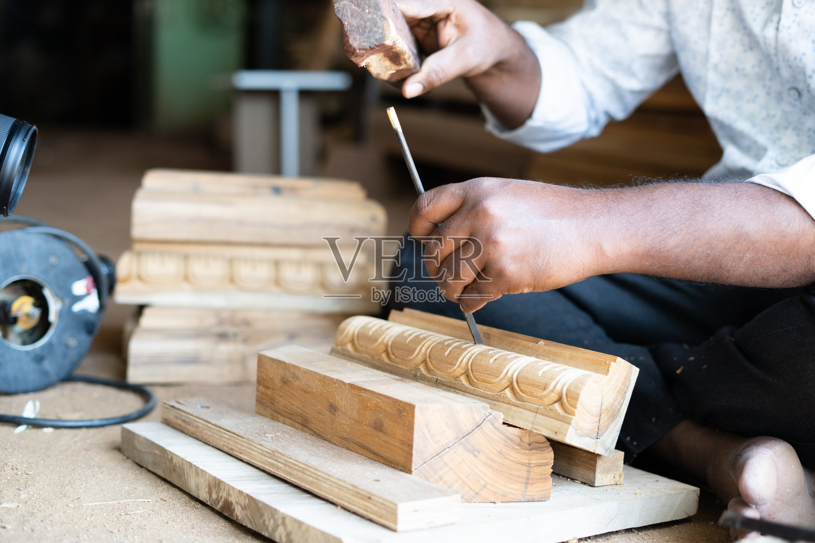 近距离拍摄木匠在工作场所使用木工工具制作木材设计-技能职业的概念，创意，小型企业和当地的工匠。照片摄影图片