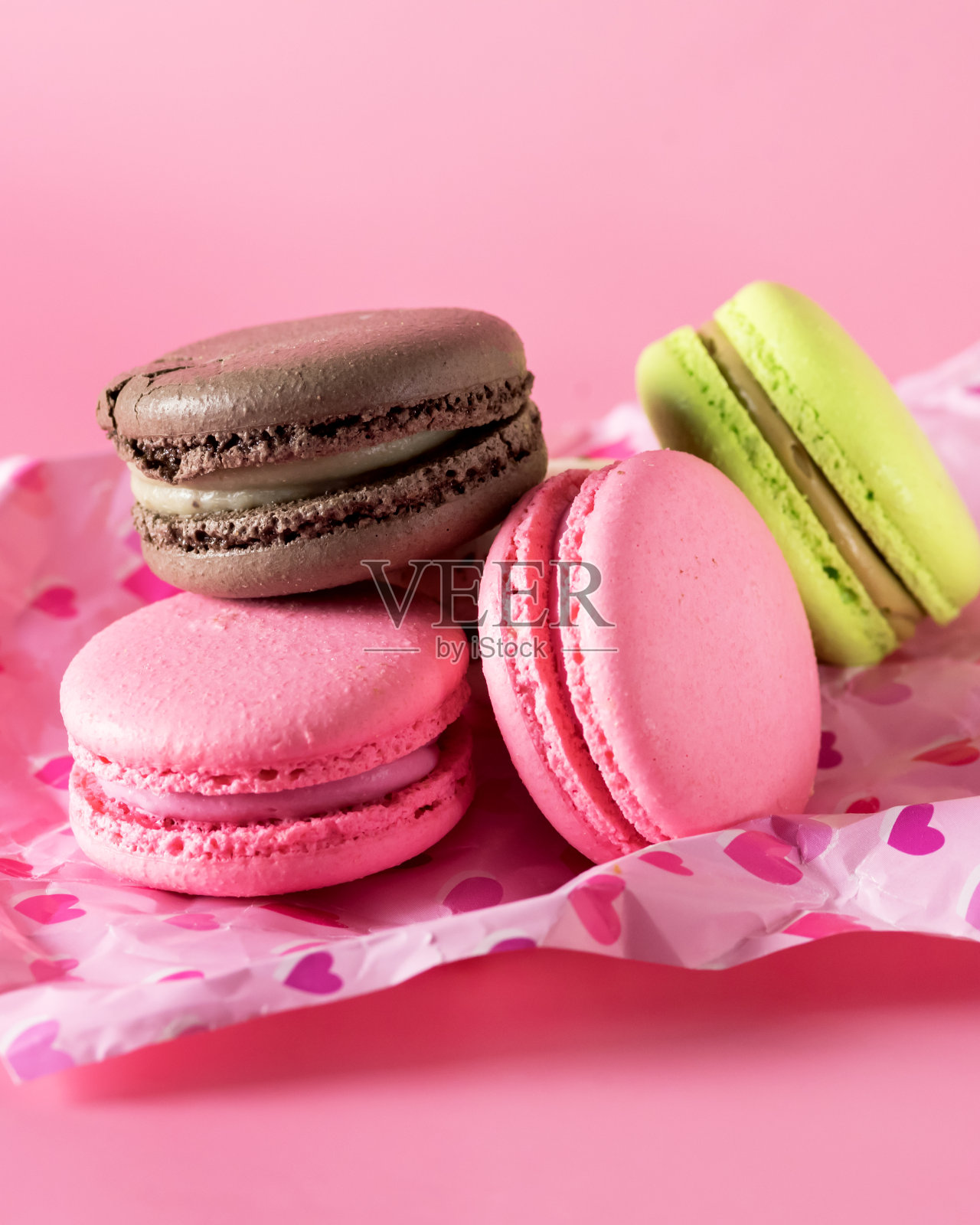 不同颜色的马卡龙蛋糕在粉红色的背景烹饪和烹饪概念现代甜点美味多彩的马卡龙照片摄影图片