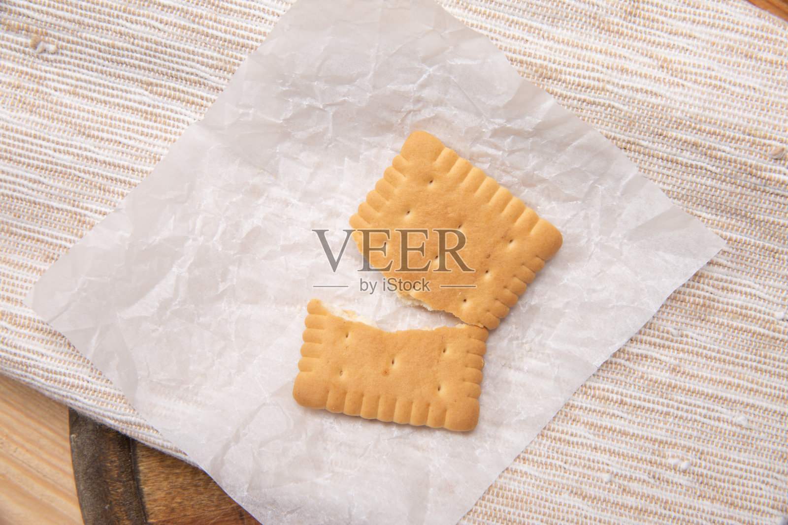 酥脆的香草饼干在一个板顶视图照片摄影图片