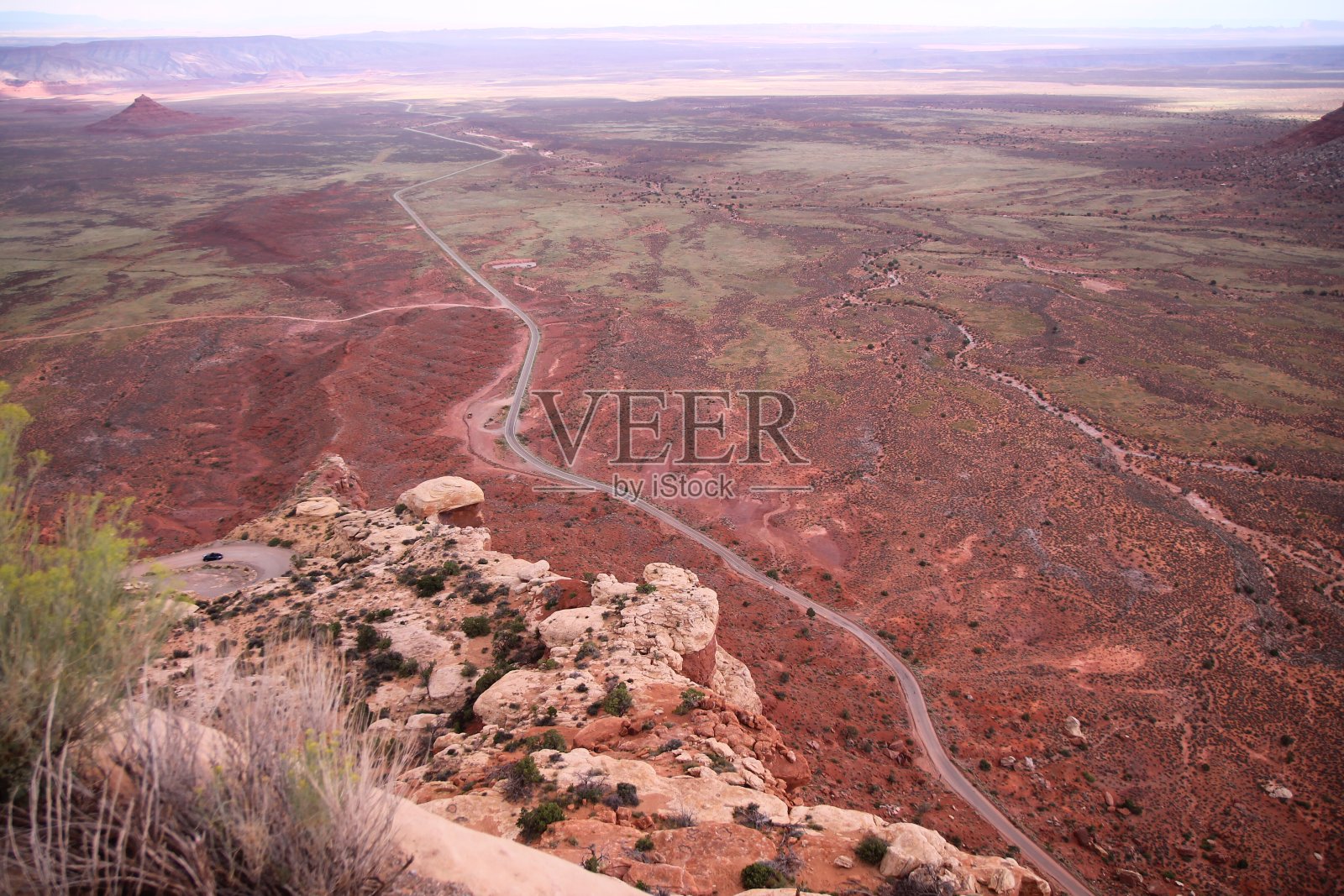 从莫基·杜格威山顶穿过红色土地的长街照片摄影图片