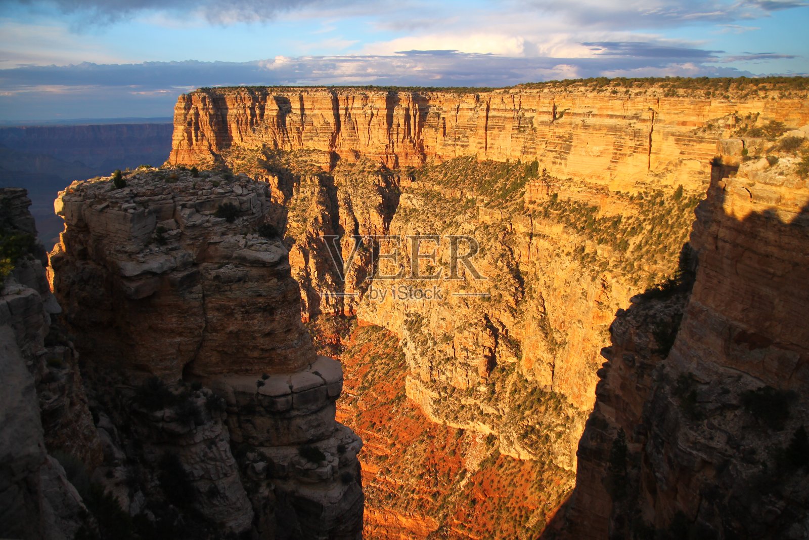 在大峡谷国家公园的橙色日出中，一堵分层墙照片摄影图片