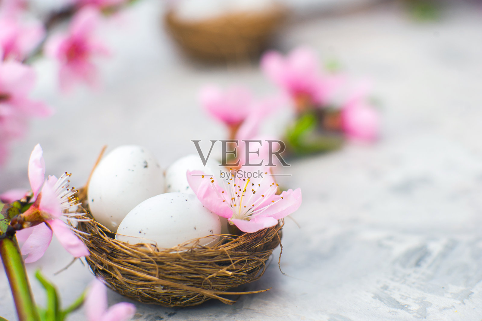 春花，复活节概念，迷你兔子，开花树特写和复制空间。粉红色自然纹理的天然开花树。桌上放着复活节彩蛋和盛开的树枝。照片摄影图片