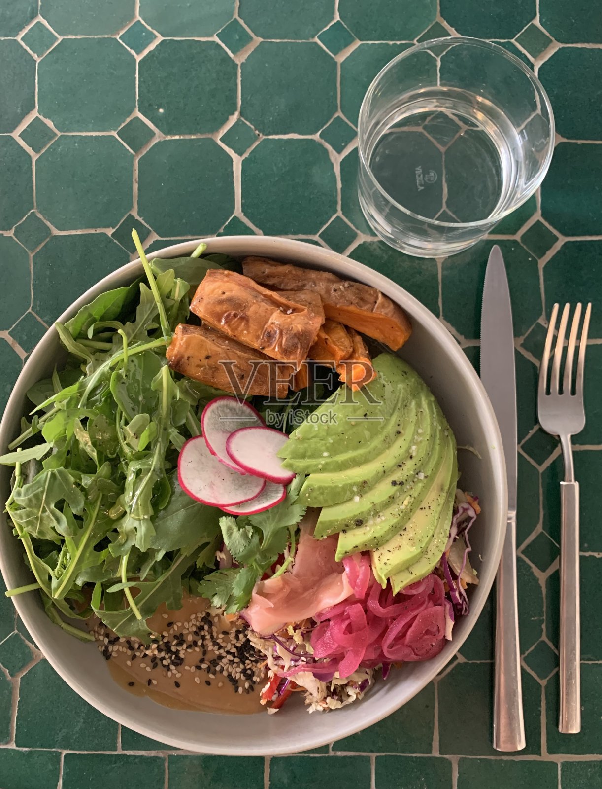 从上面戳碗-蔬菜谷物素食沙拉，蔬菜沙拉照片摄影图片