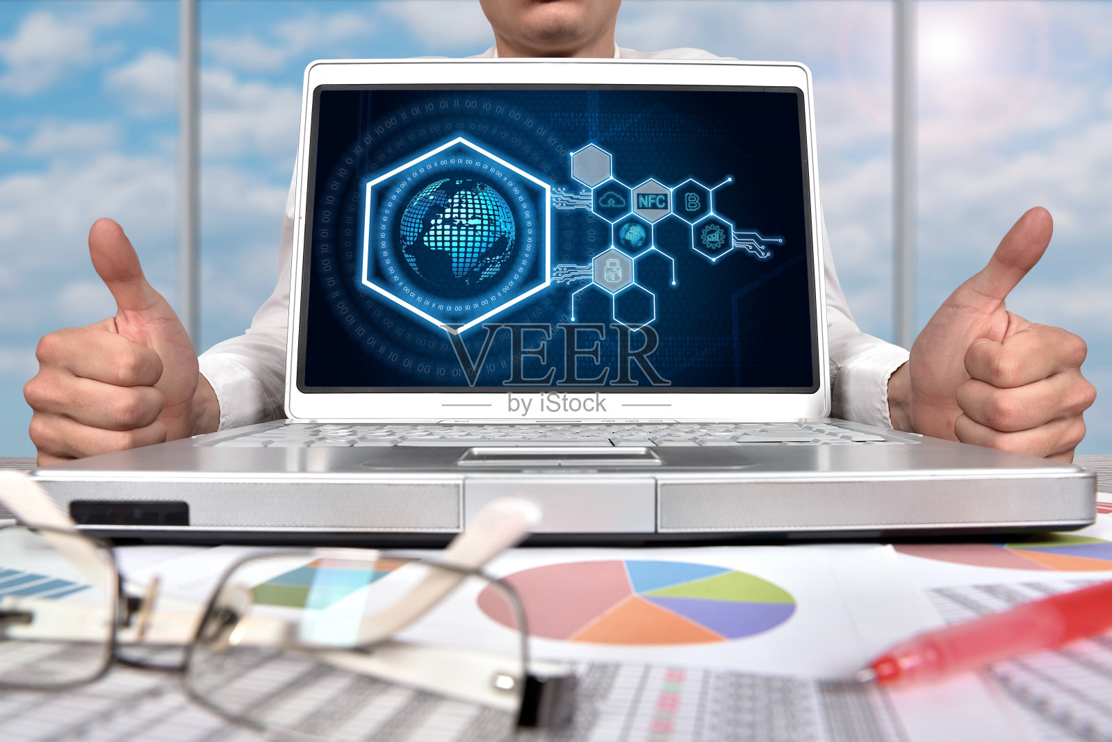 商人展示拇指和六边形全息图与数字商业图标照片摄影图片