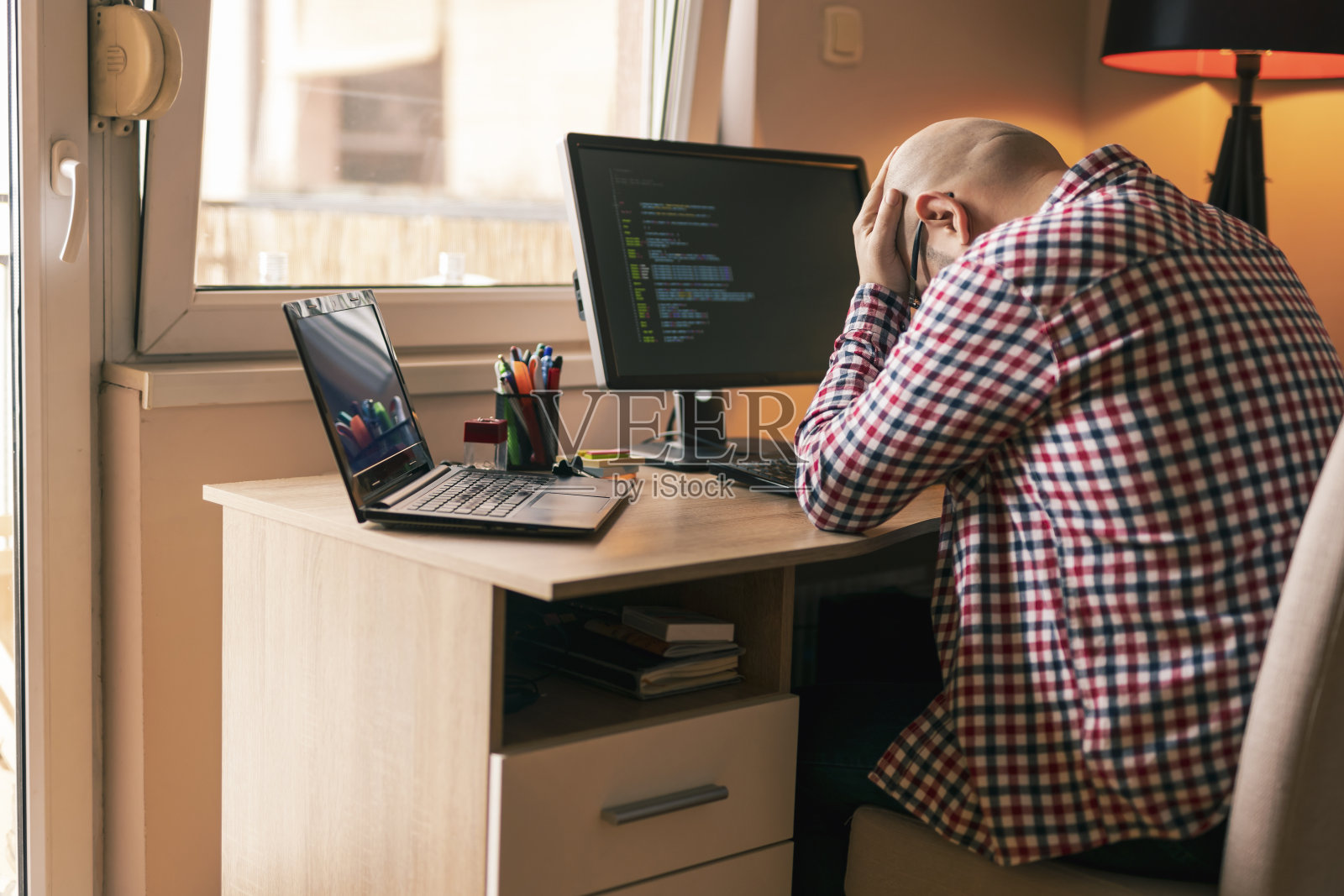 软件开发人员的工作压力很大照片摄影图片