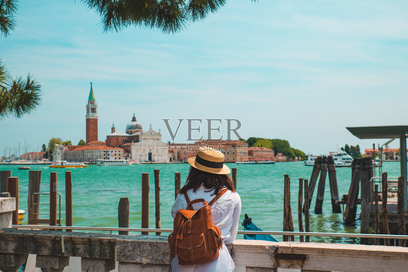 在意大利威尼斯圣乔治大教堂的女游客照片摄影图片