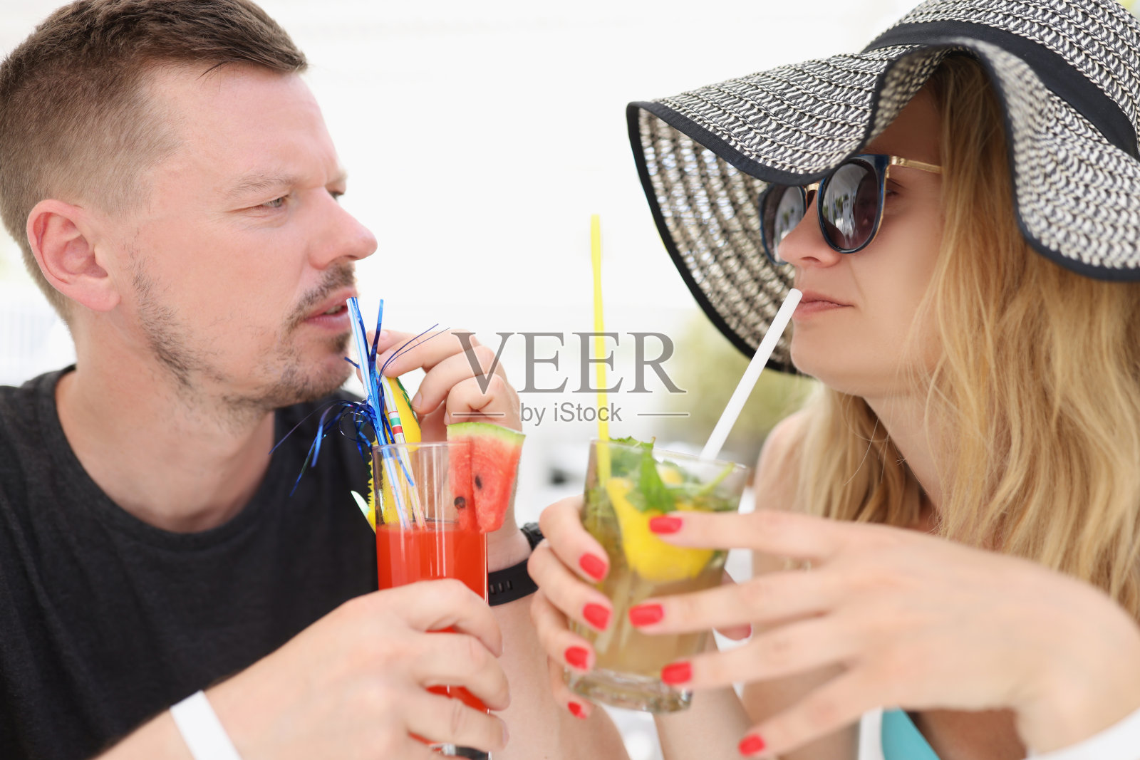 一对度假喝热带鸡尾酒的夫妇，特写镜头照片摄影图片