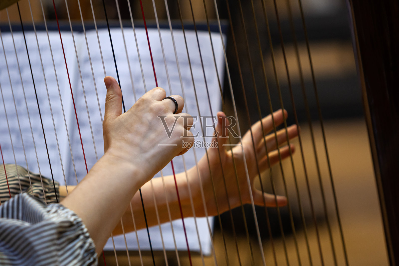 女人弹奏竖琴的手照片摄影图片