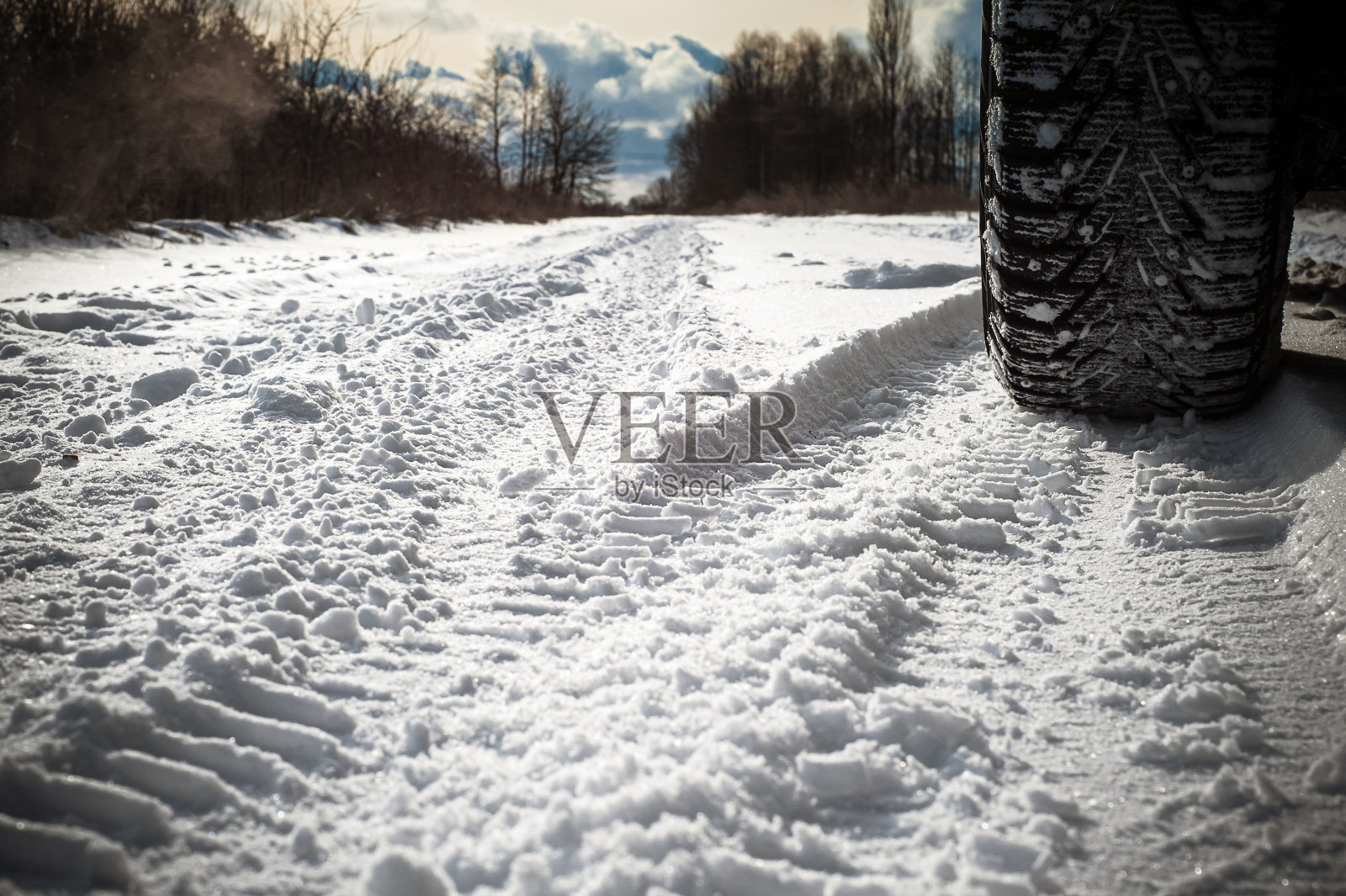 冬季公园被雪覆盖着。树木、灌木丛、大地、小路——都被白雪覆盖着。照片摄影图片