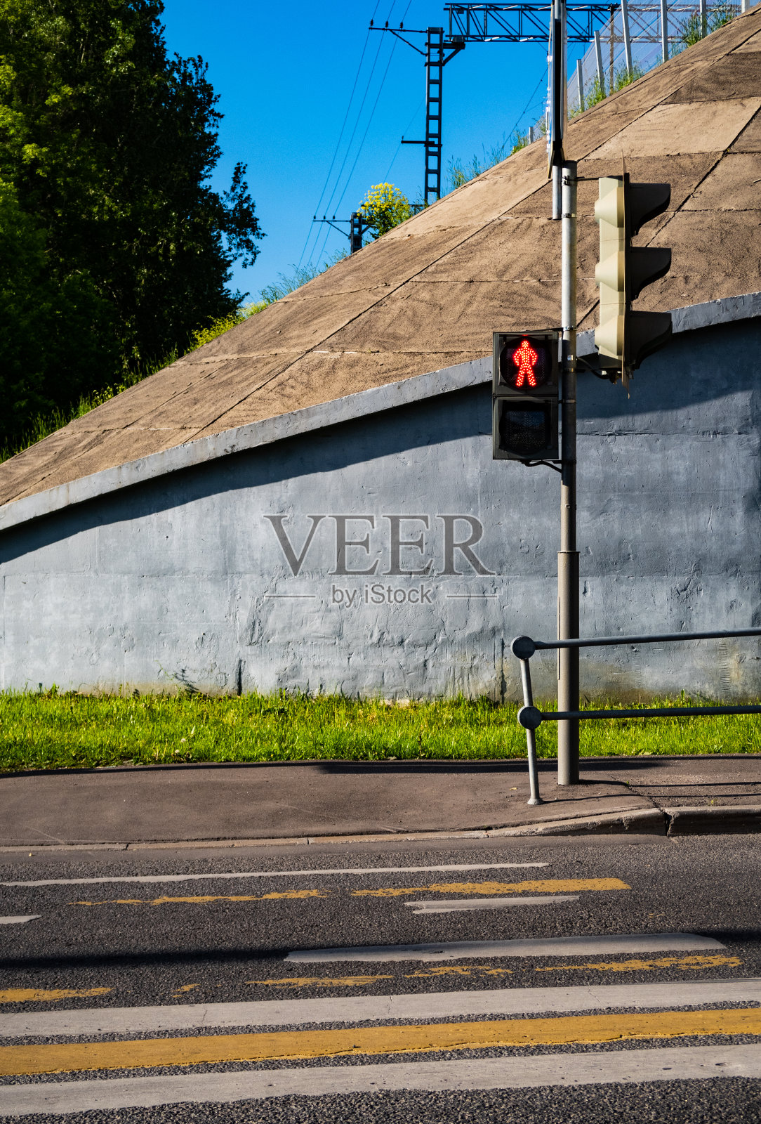 夏日无人的人行横道上的红灯照片摄影图片