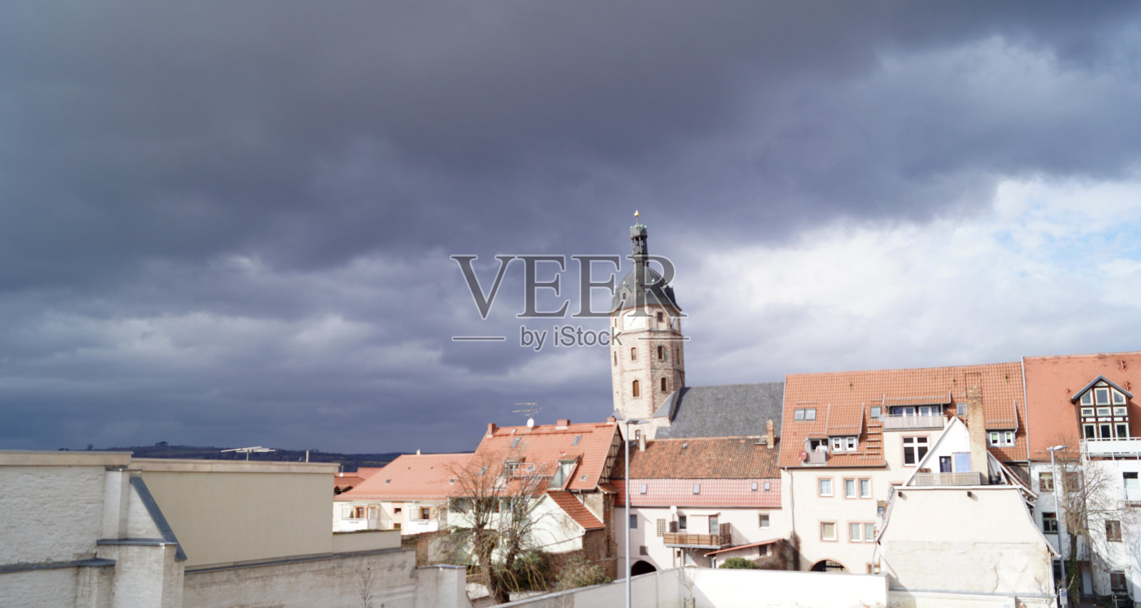 城墙对着城镇的样子照片摄影图片