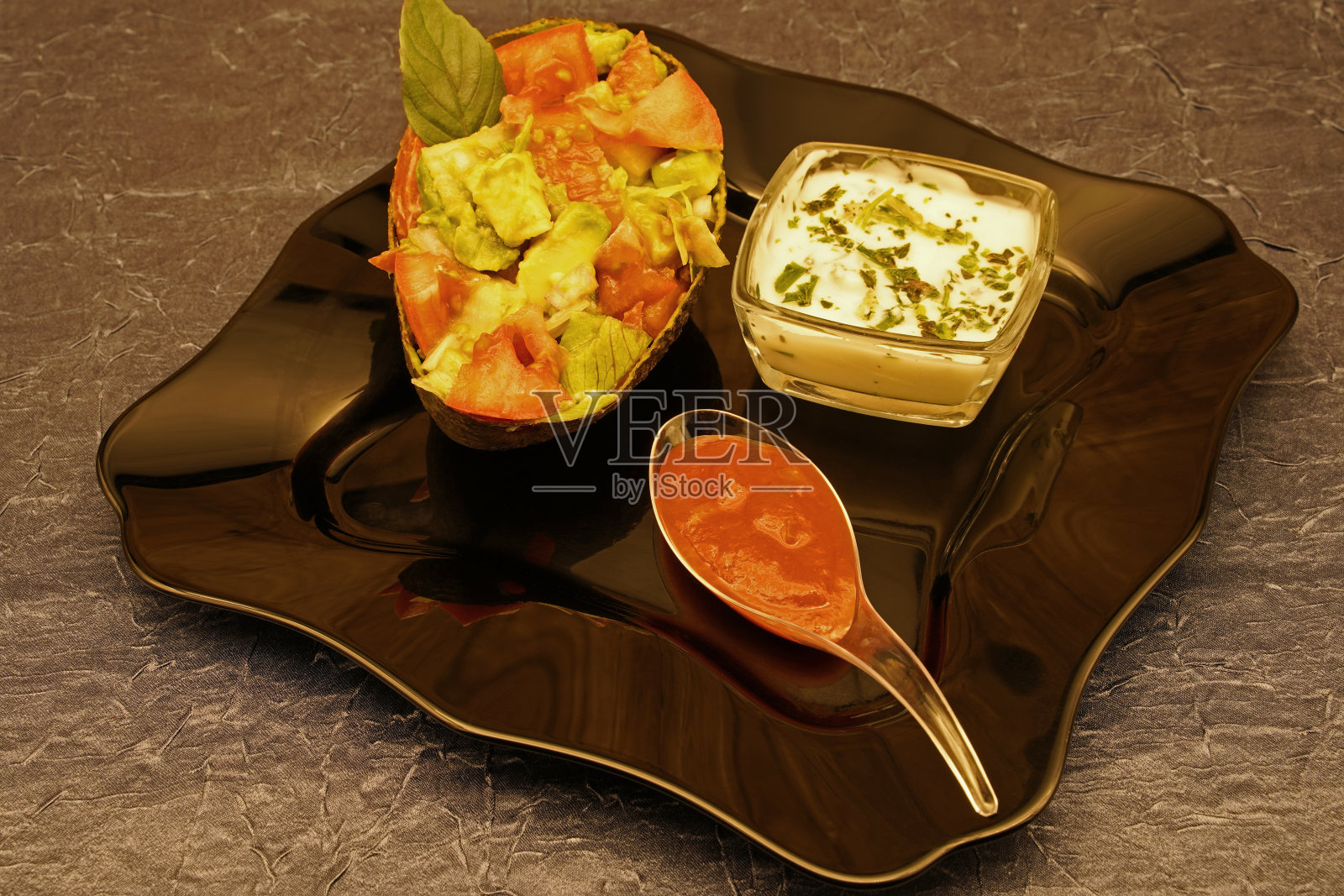 牛油果碗里的新鲜沙拉照片摄影图片