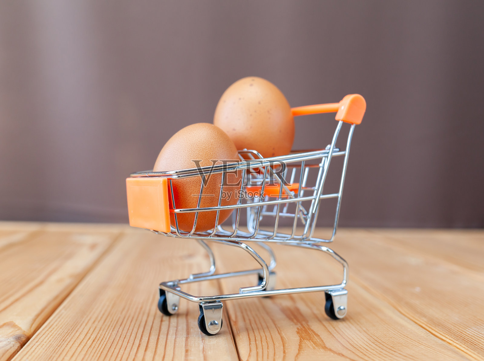 几个棕色的蛋在一个大硬纸板袋的空隔间里照片摄影图片