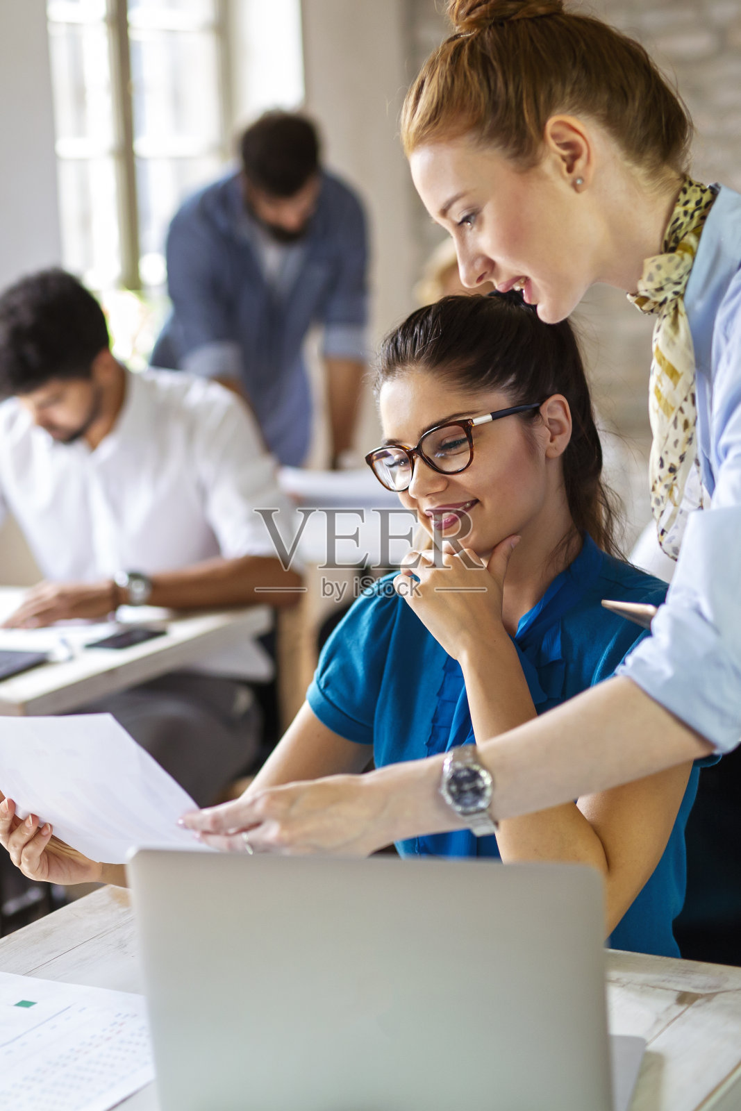 商业女性在公司办公室一起工作的肖像。金融架构师创业概念照片摄影图片