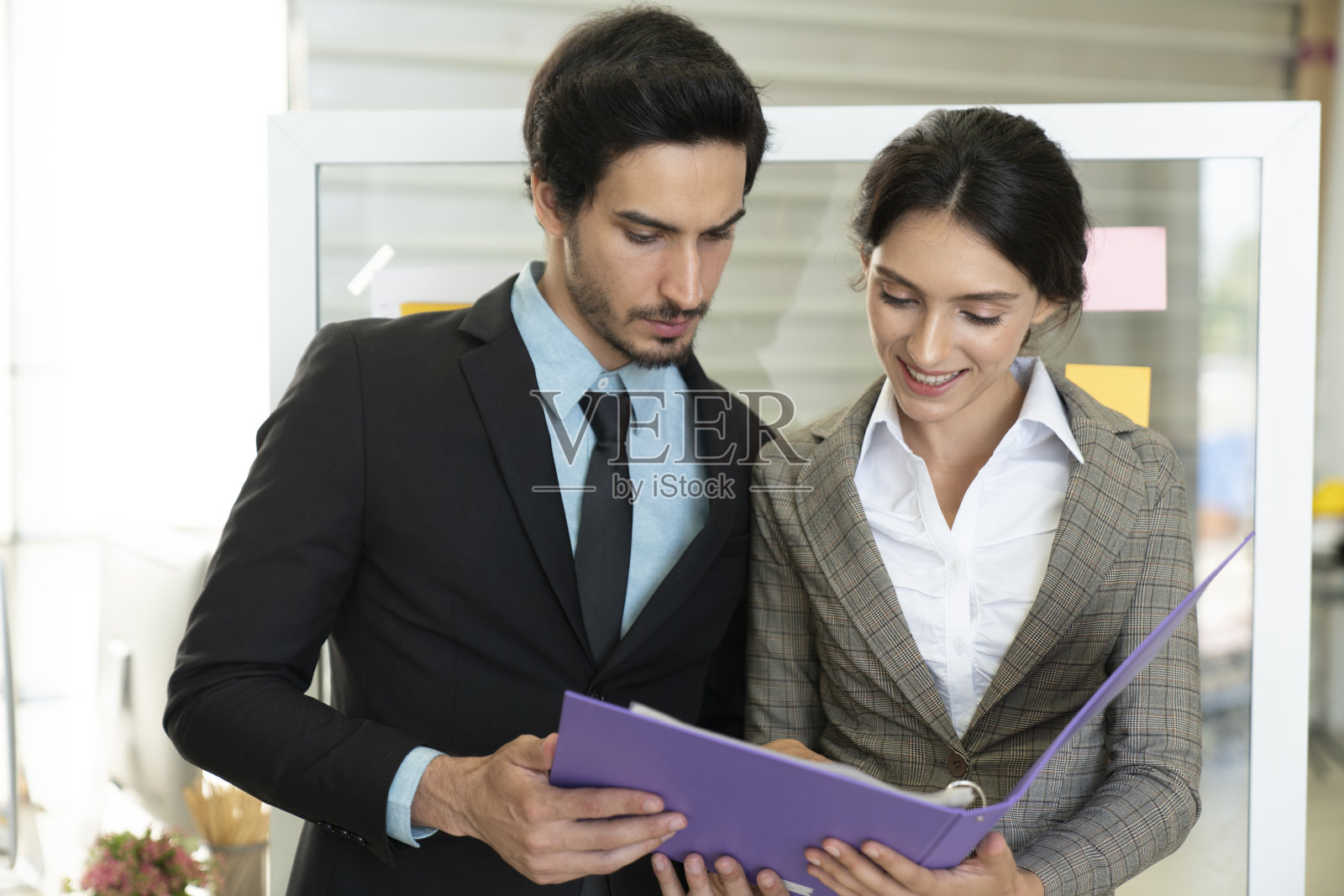 商务人士在会议室工作，成功的商业伙伴小组会议和头脑风暴和讨论概念照片摄影图片