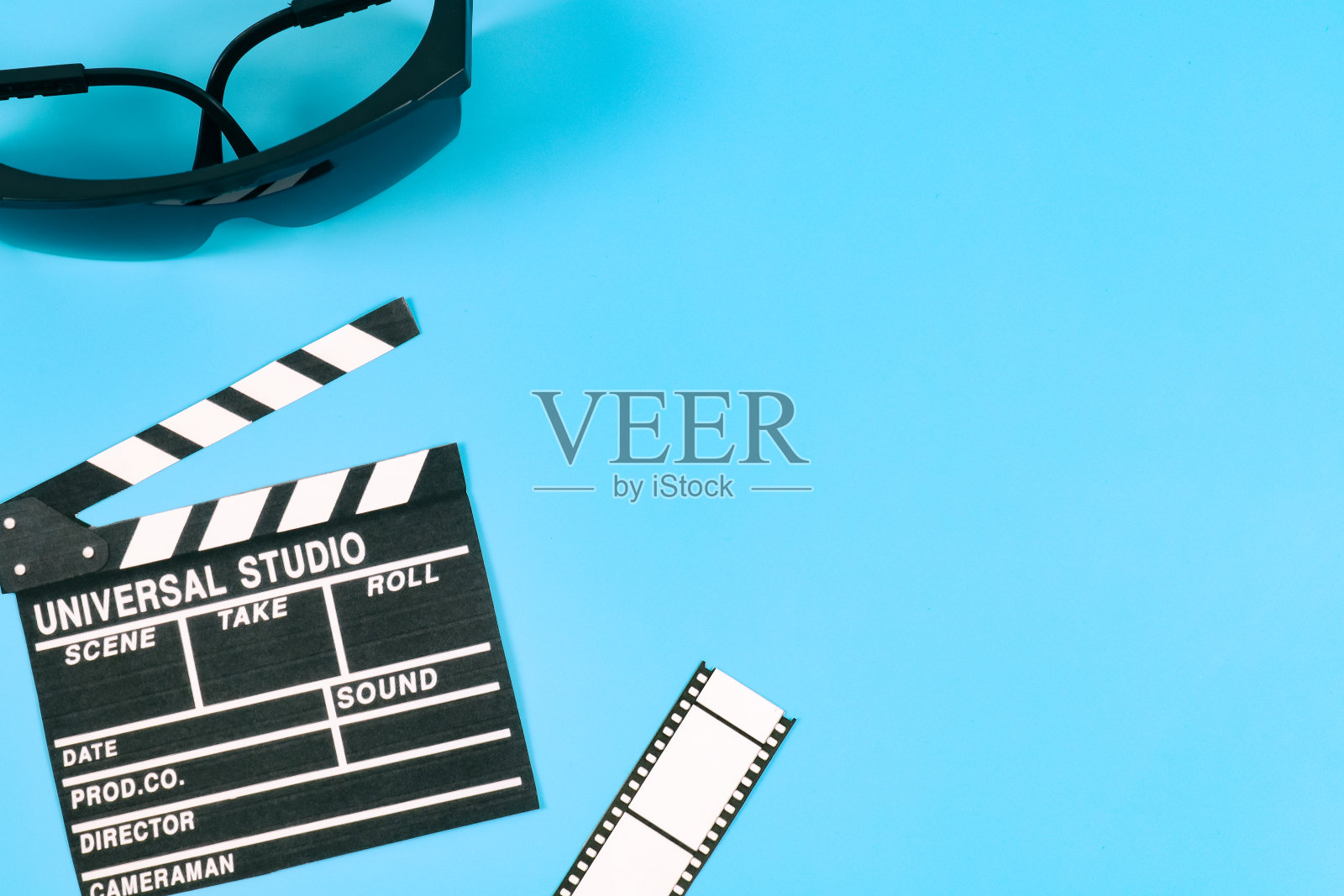 纸制影院隔板、眼镜和蓝色胶卷条照片摄影图片