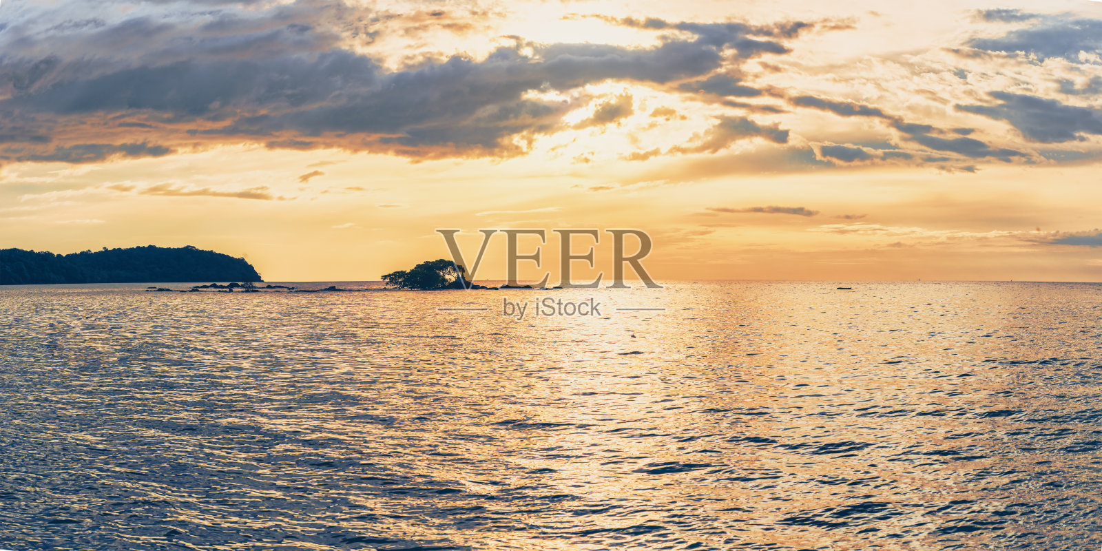 全景式的海与岛屿背景和日落多云天空照片摄影图片