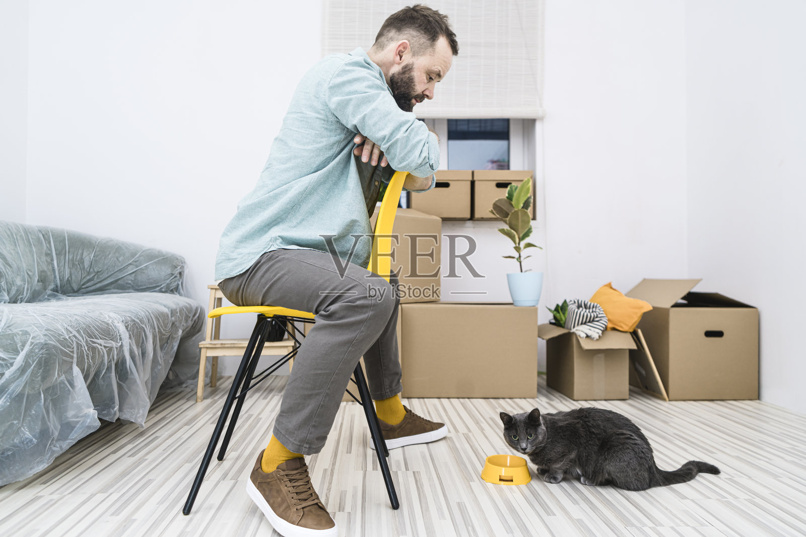 一个成年人搬进了没有家具的新公寓照片摄影图片