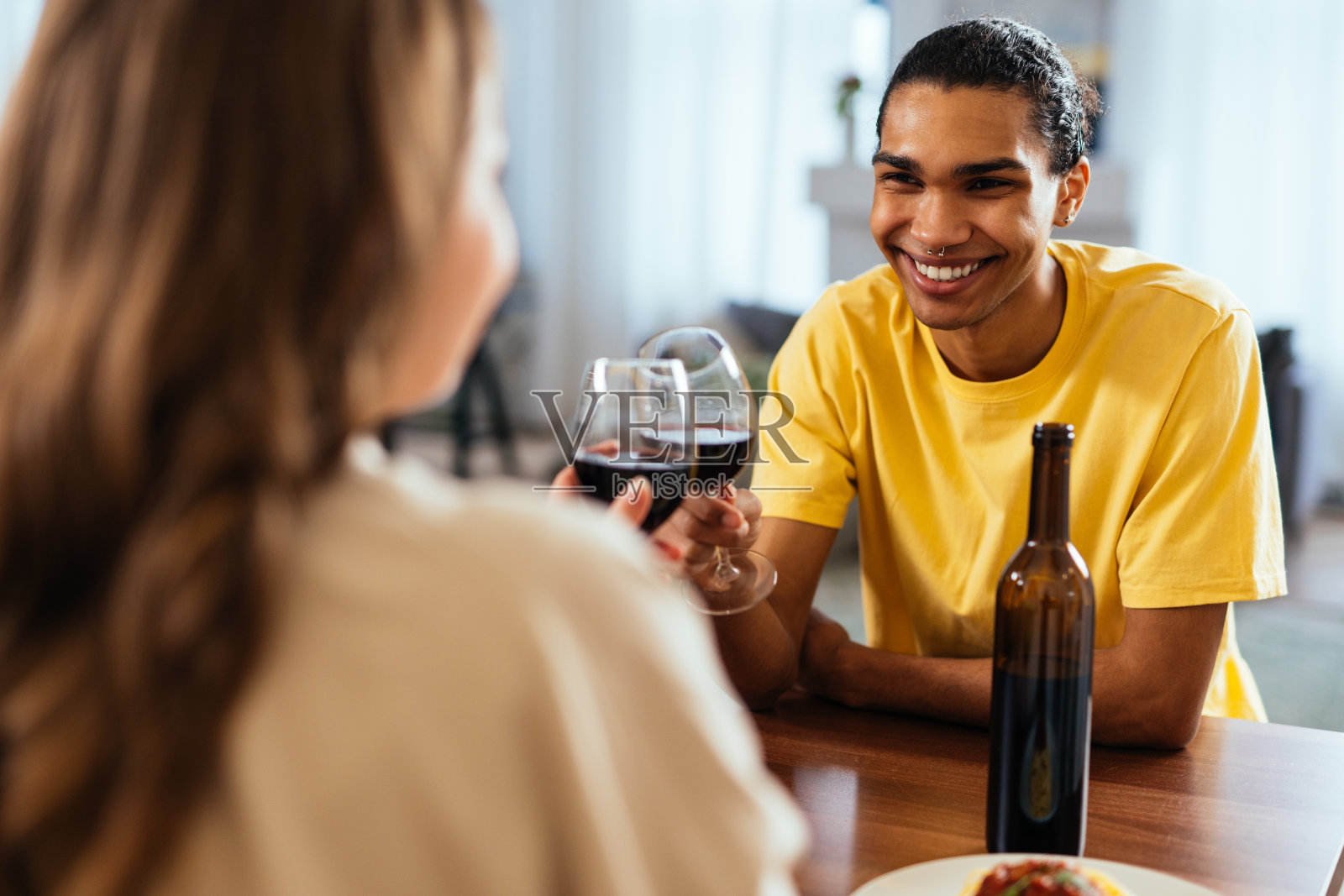 现代多民族、非刻板夫妇的生活方式。照片摄影图片