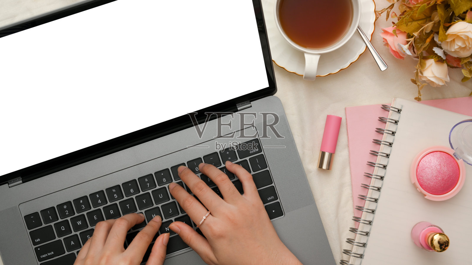 俯视图，一位女性或女商人正在笔记本电脑上打字照片摄影图片