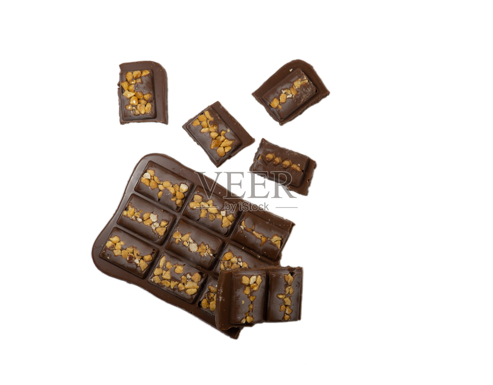 白色背景的坚果牛奶巧克力棒。巧克力甜点。照片摄影图片