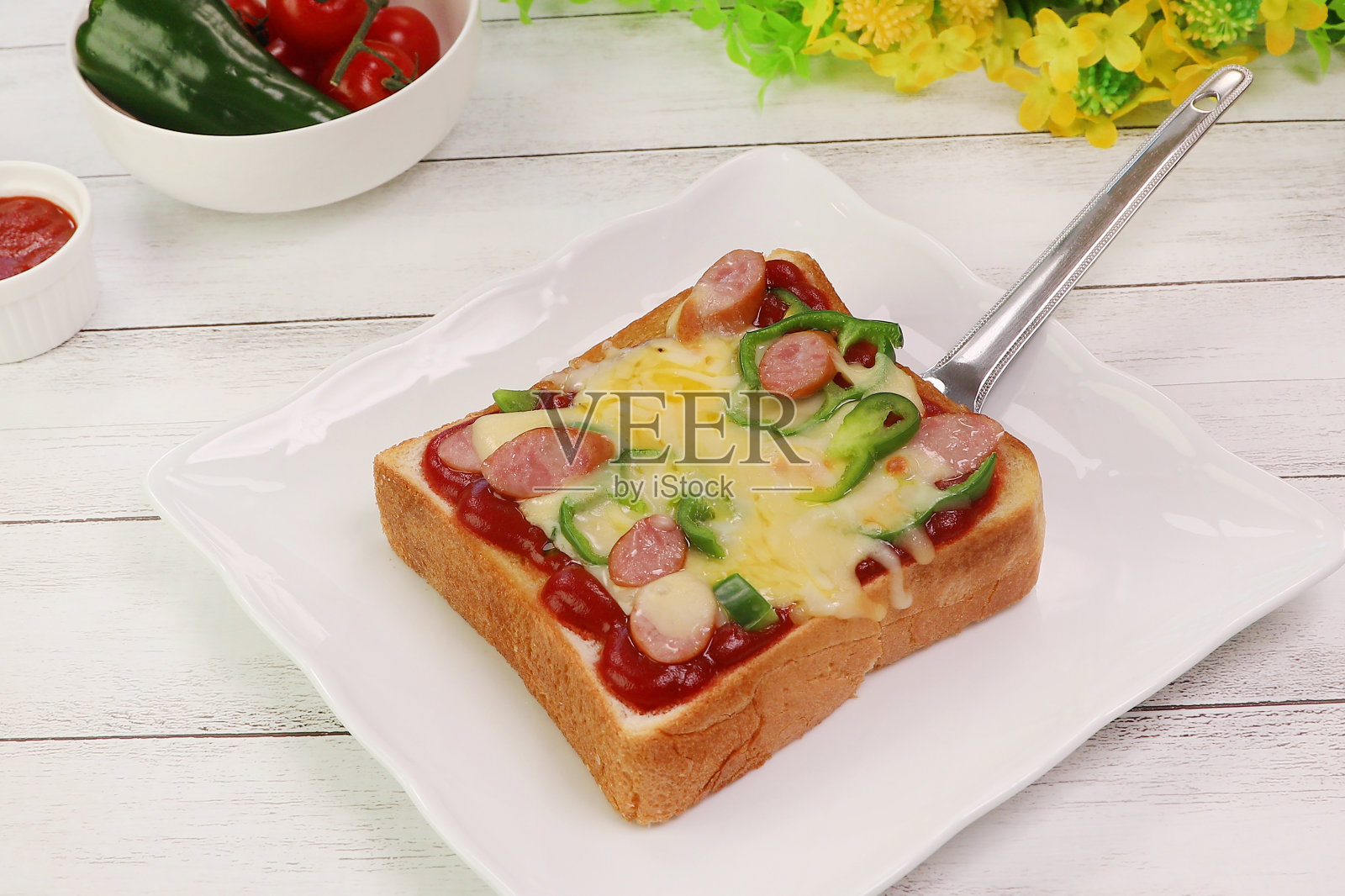 披萨吐司加了很多奶酪。照片摄影图片