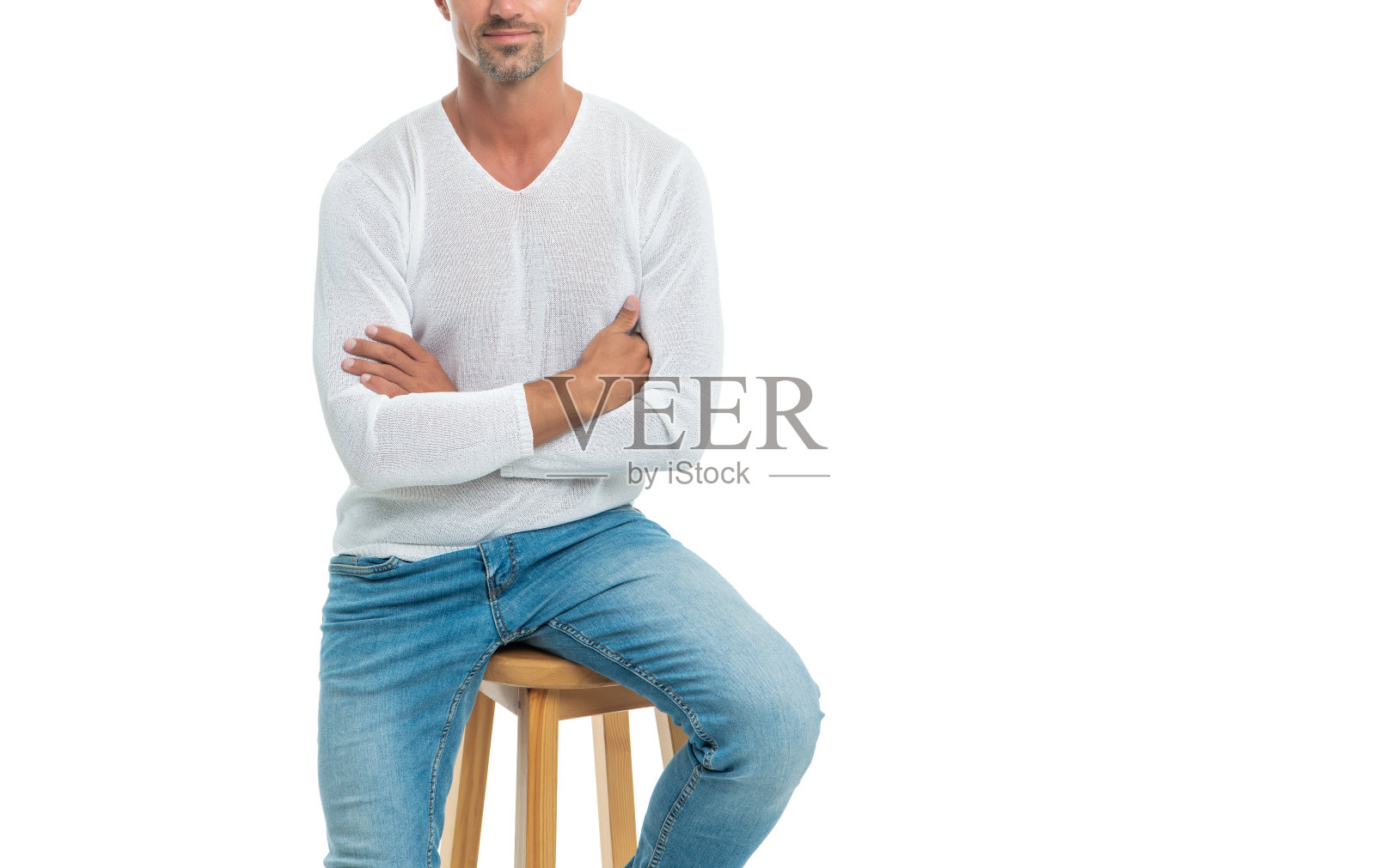 剪裁不正的男人坐在椅子上孤立的白色背景，男性时尚照片摄影图片