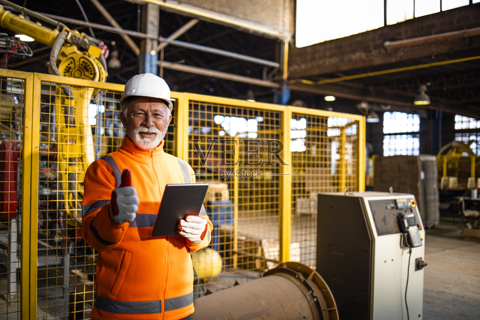 一名专业维修人员在工厂检查工业制造机器的状况和维护。照片摄影图片