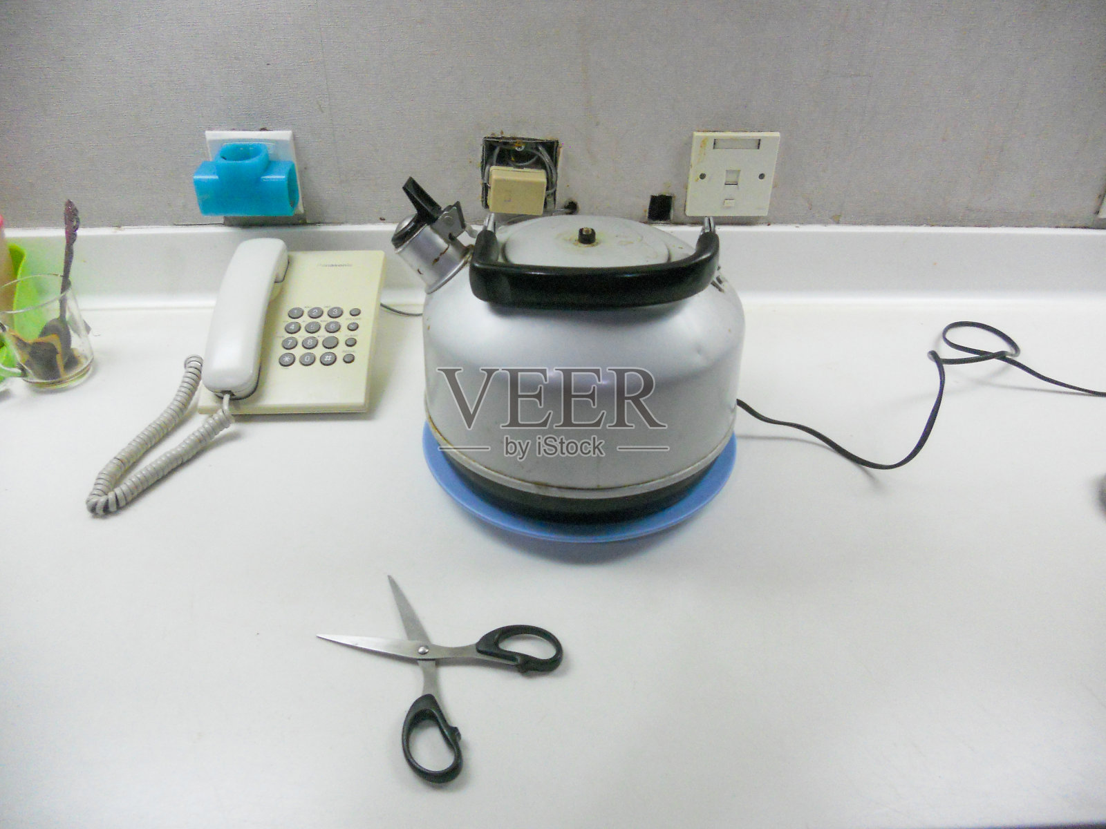 办公室厨房里的电热水壶照片摄影图片