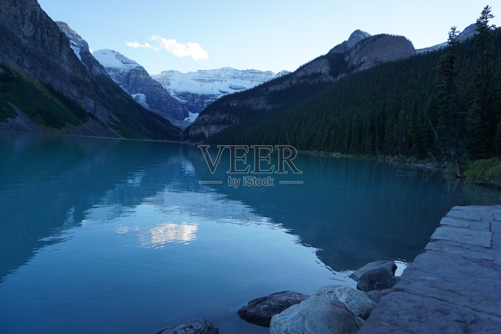 在晴朗的日子里照片摄影图片