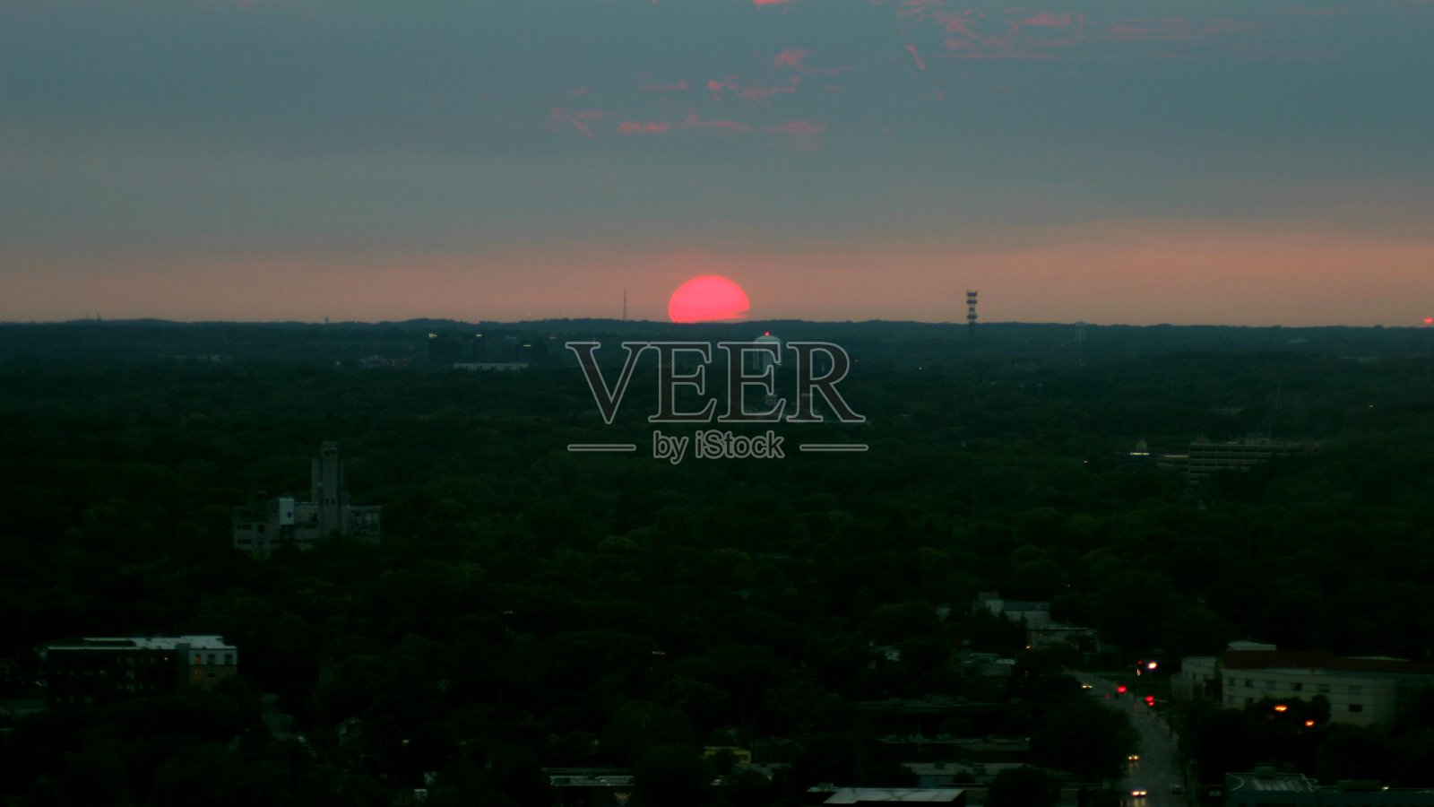 从市中心俯瞰西明尼阿波里斯的夕阳照片摄影图片