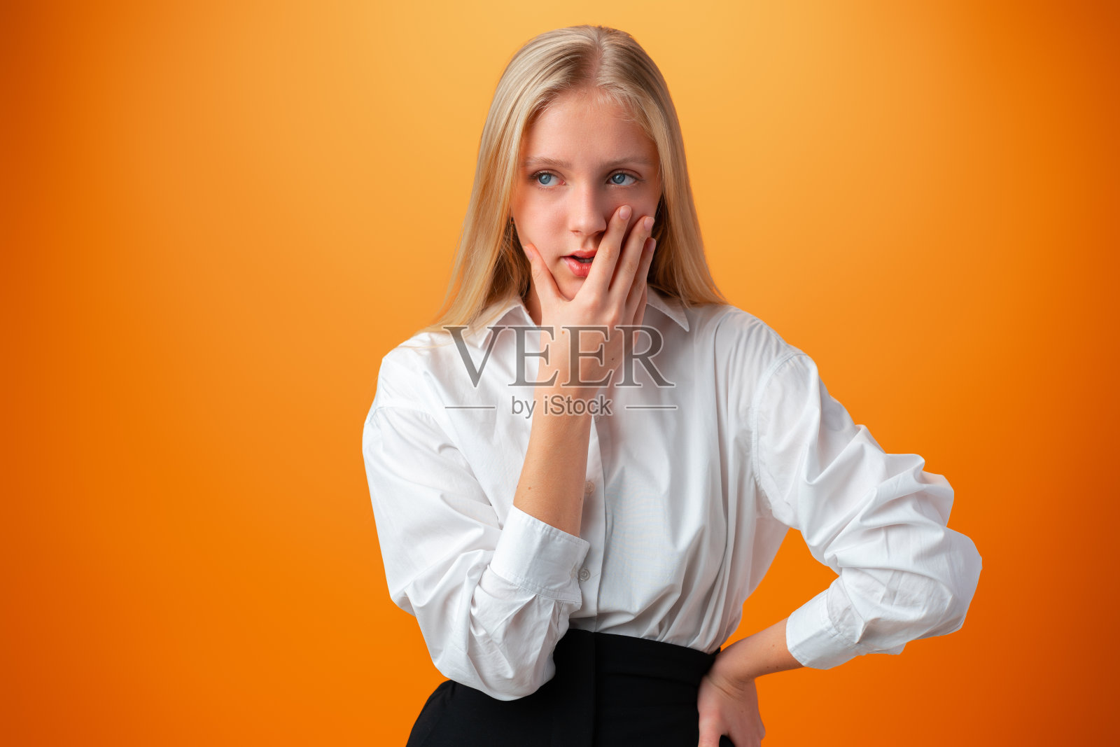 十几岁的女孩很无聊，想着橙色的背景照片摄影图片