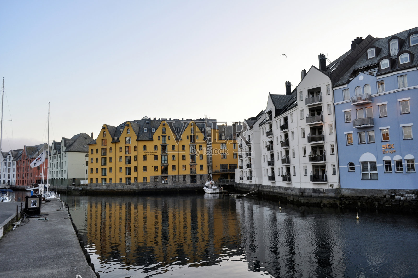 黄昏时分，挪威奥勒松海滨的色彩斑斓的老房子。照片摄影图片