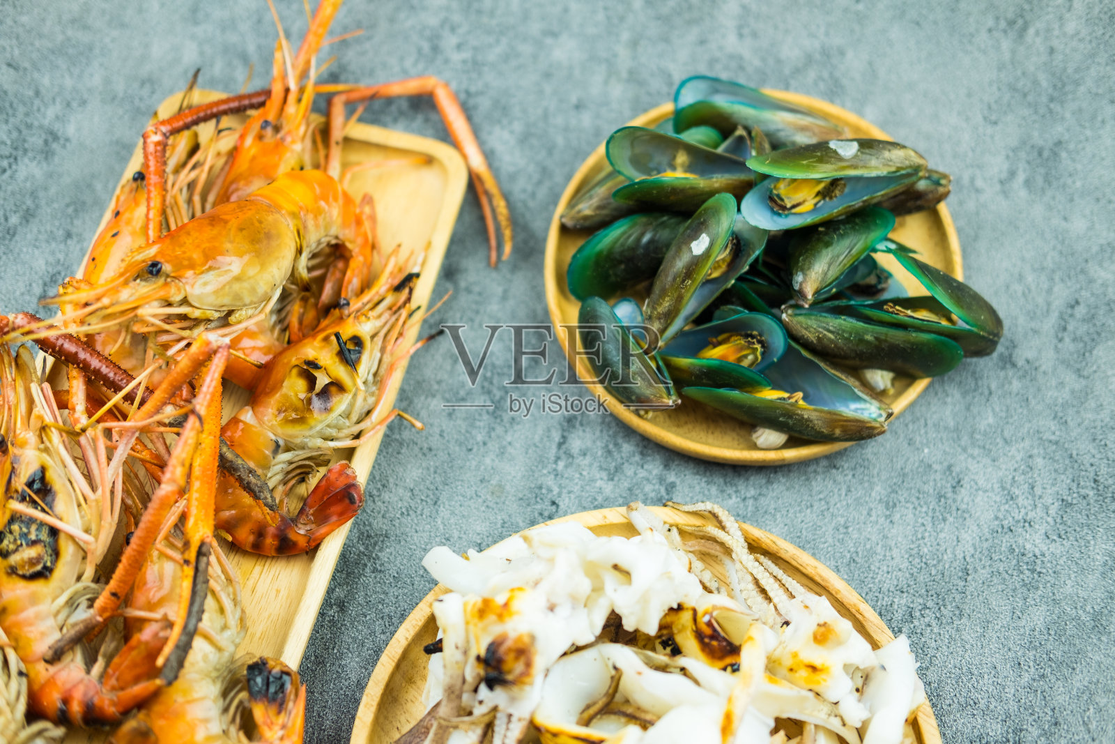 海鲜虾，鱿鱼和贻贝放在木板上照片摄影图片