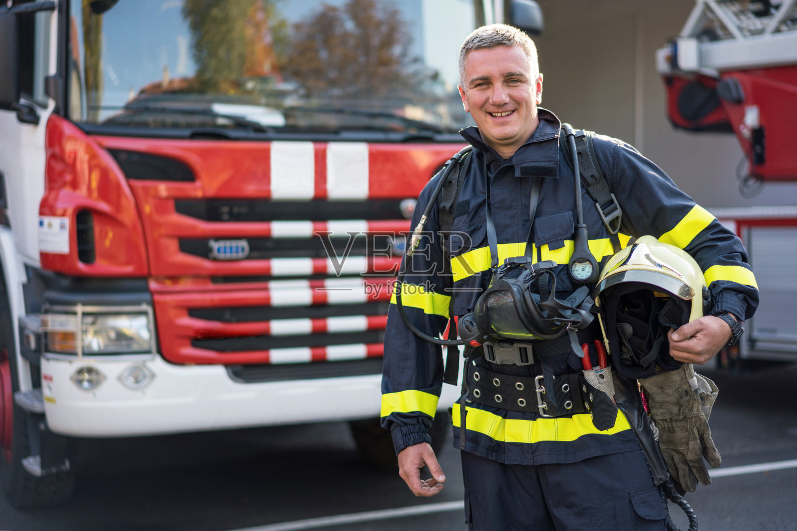 消防员看着摄像机照片摄影图片