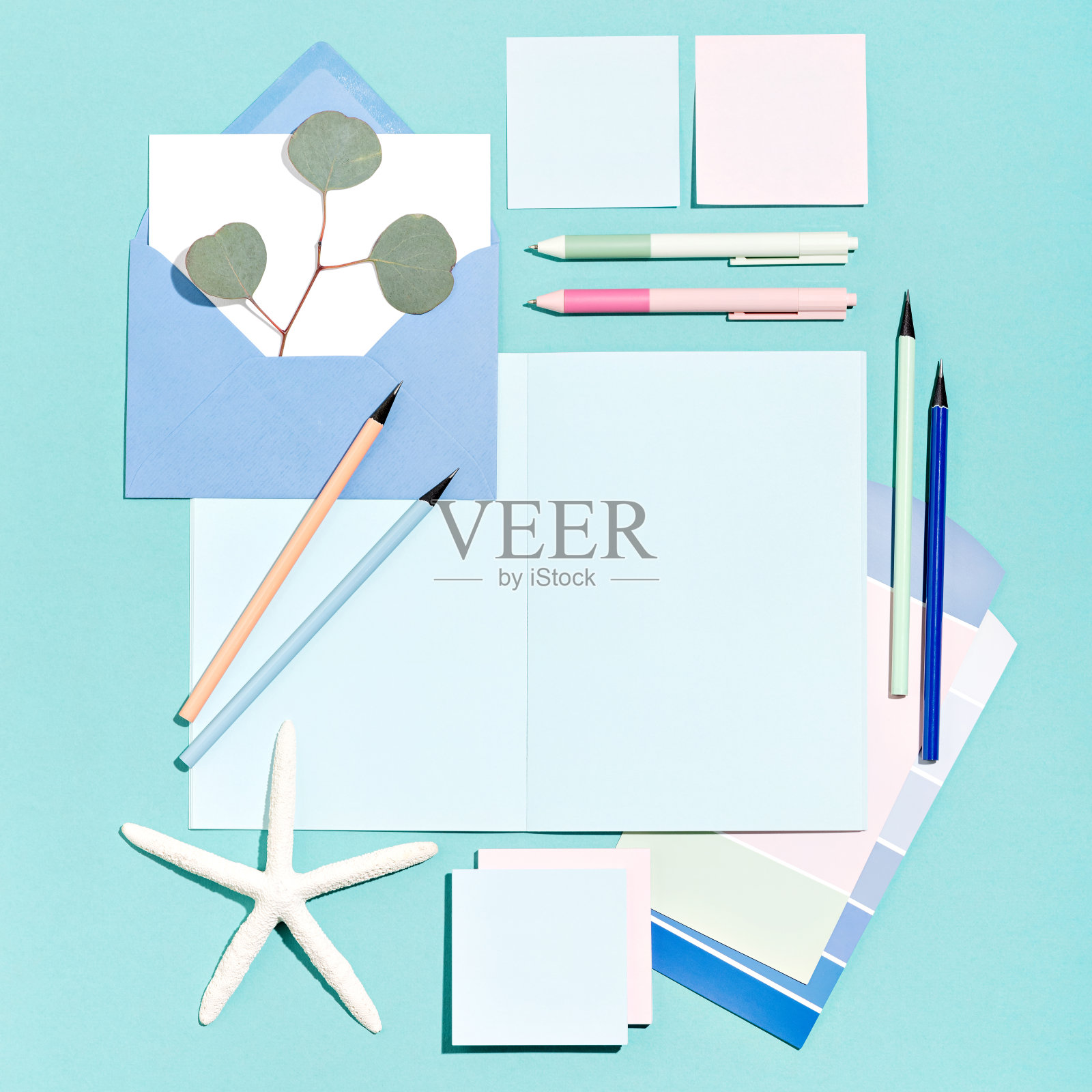 夏季心情模拟学习和工作。照片摄影图片