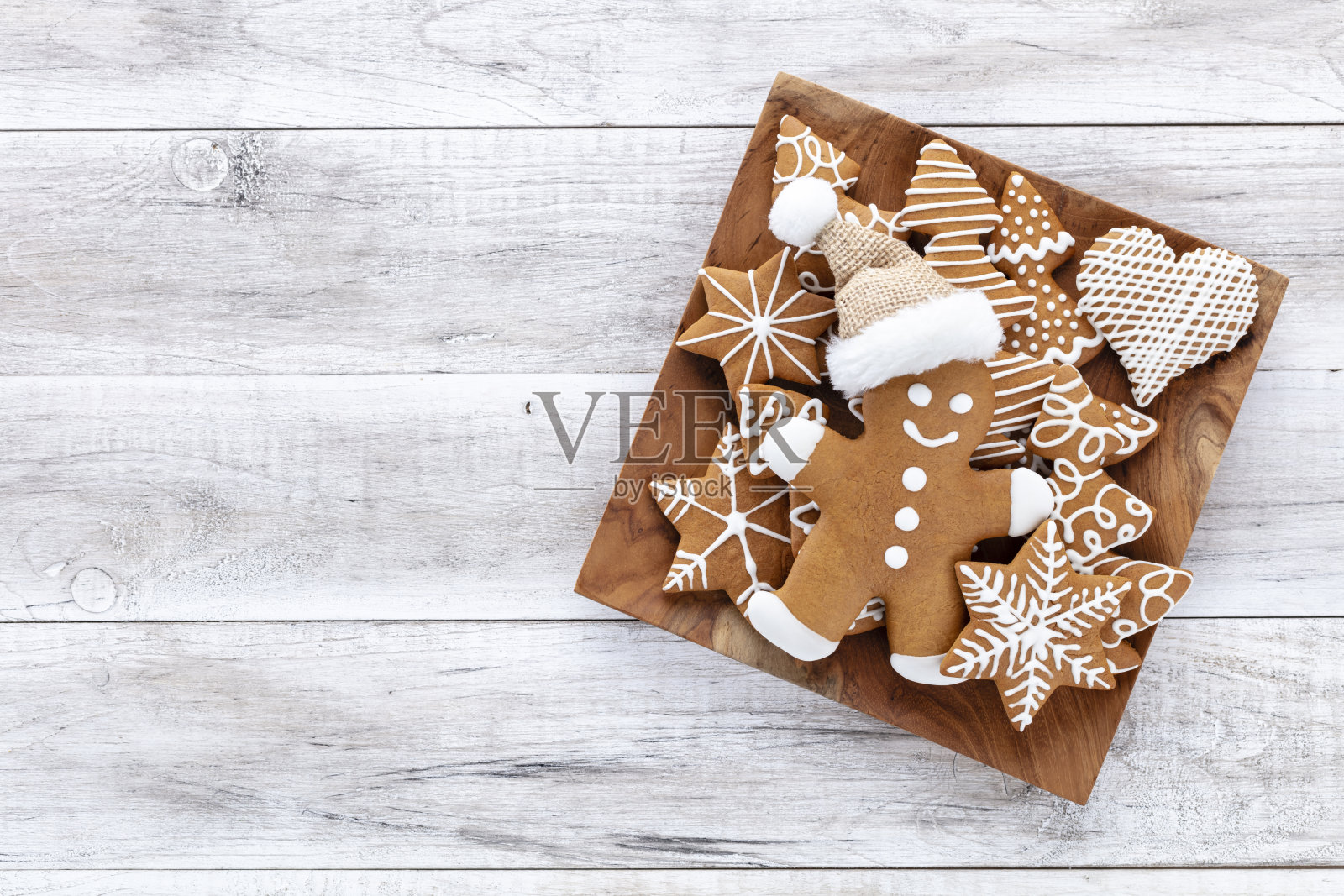 木桌上自制圣诞姜饼饼干。照片摄影图片