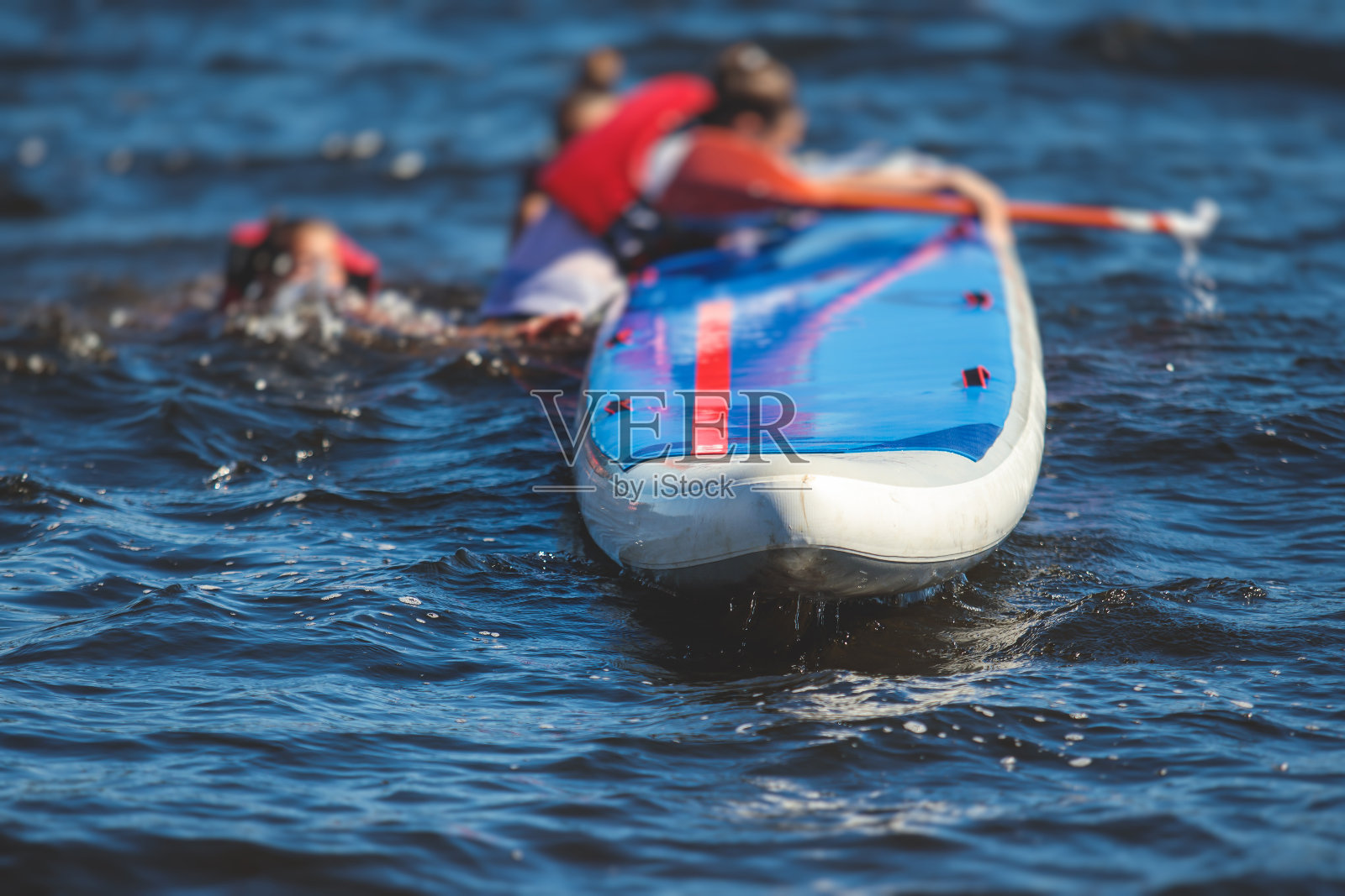 青年冲浪选手从sup站立式桨板上跌落，女子溺水，失败解决问题的观念，团队合作和生存，站立式桨板中发生的船事故，站立式桨板照片摄影图片