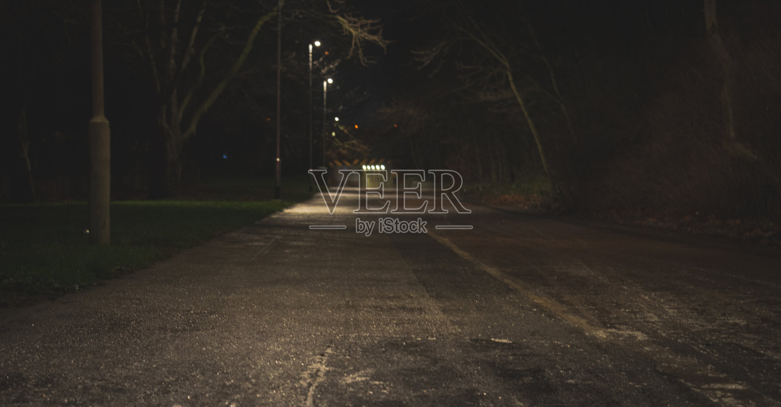 2022年1月，英国，寒冷的夜晚，铁路桥下的自行车和步行道。照片摄影图片