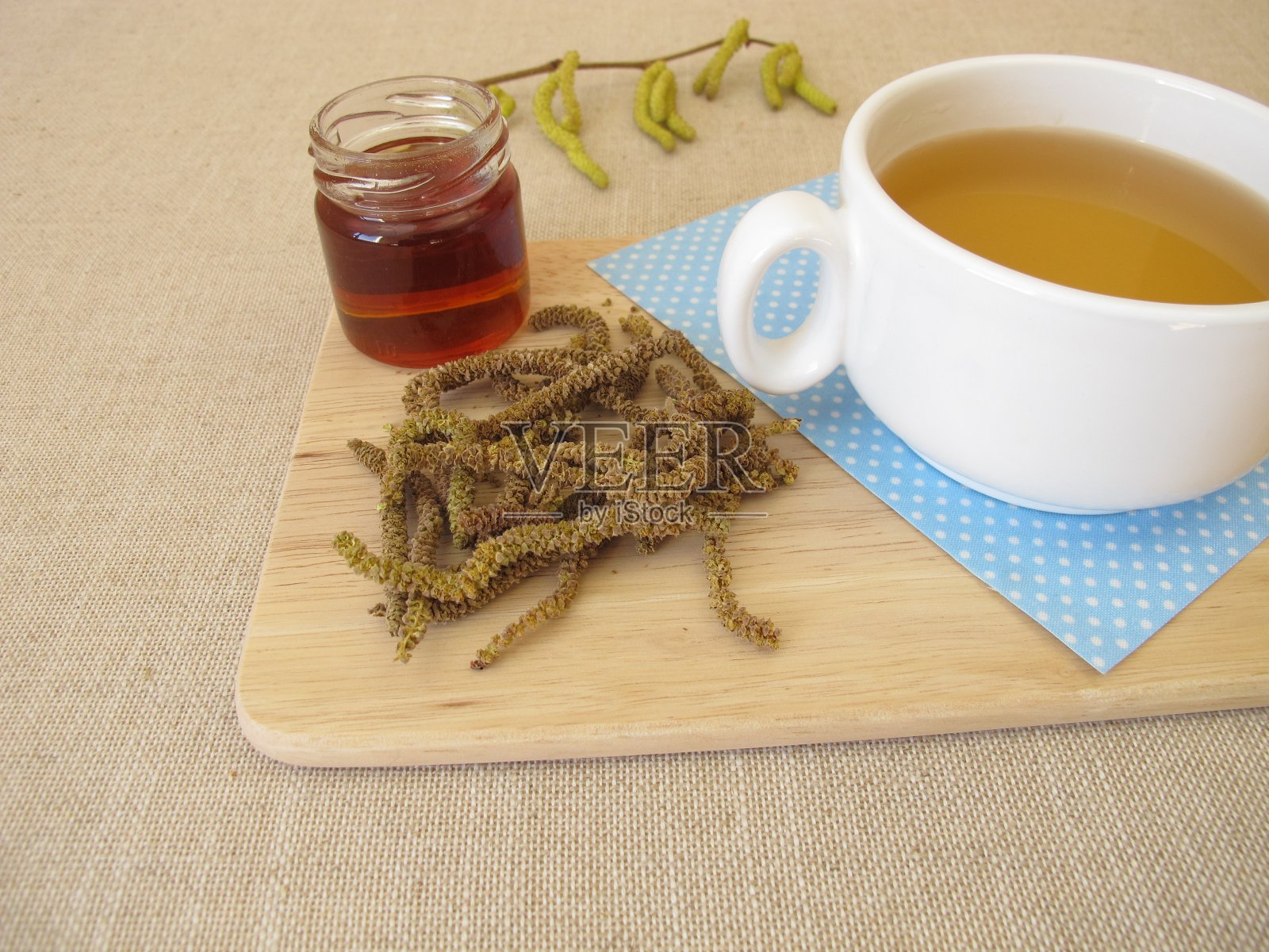 草药茶与榛柳絮，榛灌木的榛花照片摄影图片