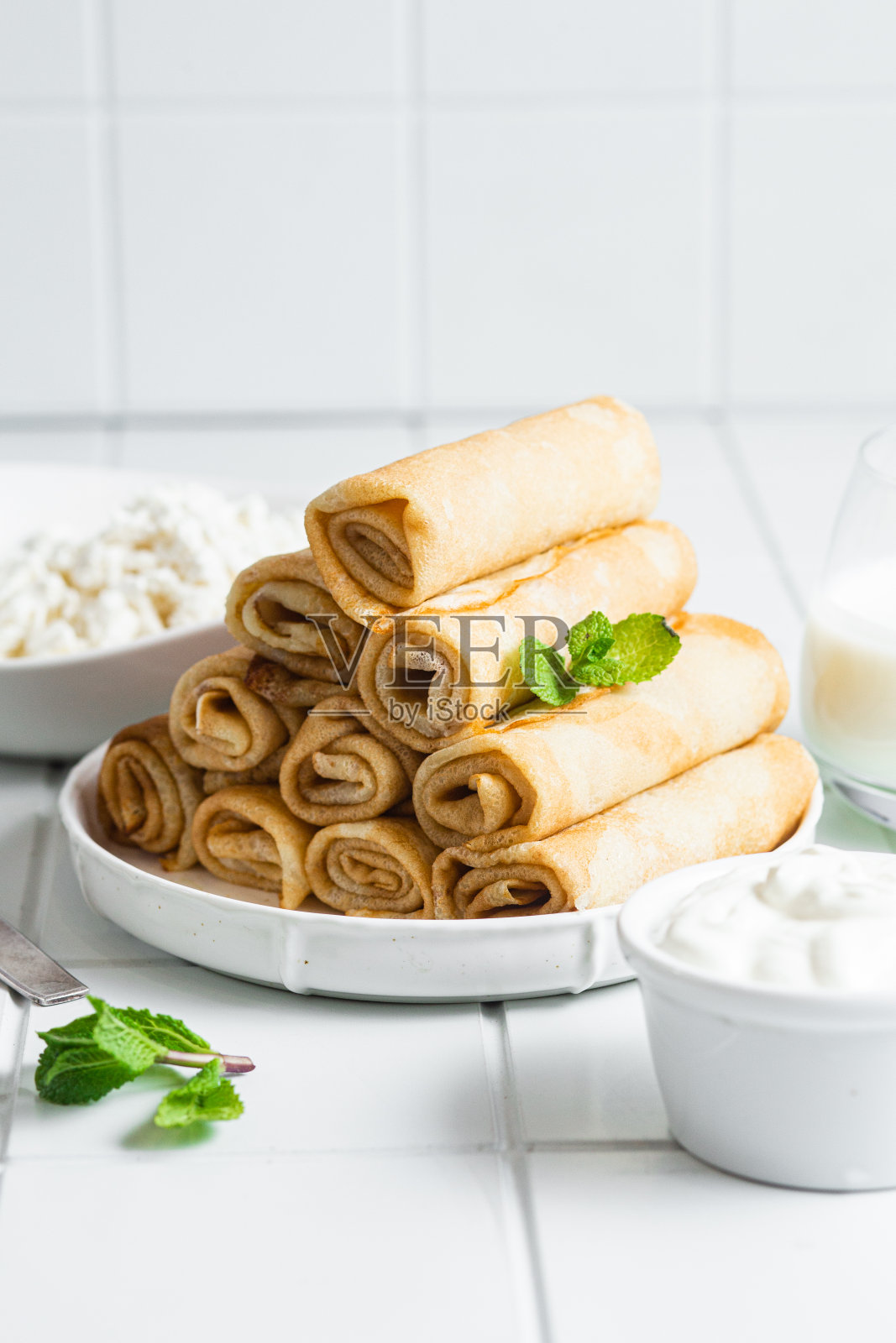 白色背景上的松软干酪煎饼。照片摄影图片