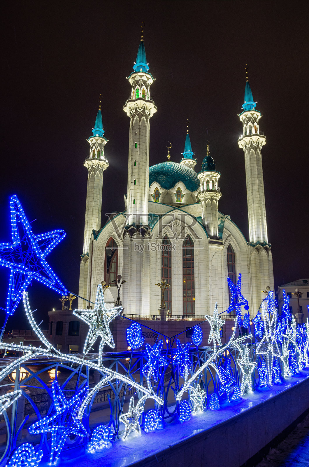 在冬天喀山。夜间照明的库尔沙里夫清真寺。照片摄影图片