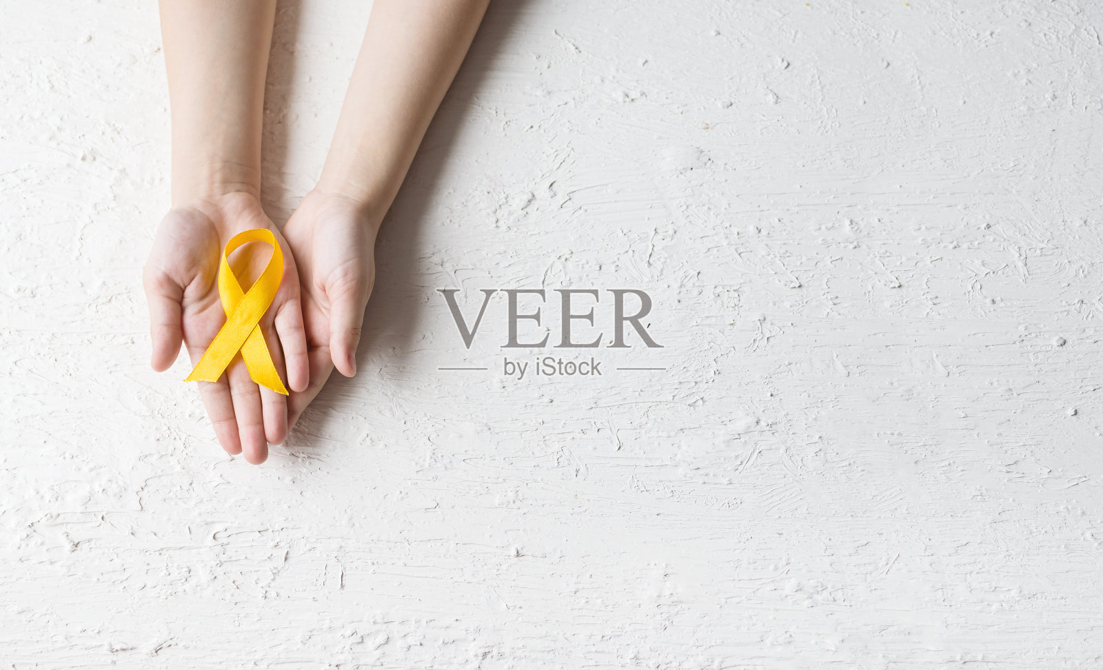 国际儿童癌症日。抱着黄丝带的婴儿。肉瘤意识，膀胱癌。白血病癌症意识。世界多发性硬化症日。我现在和将来。照片摄影图片