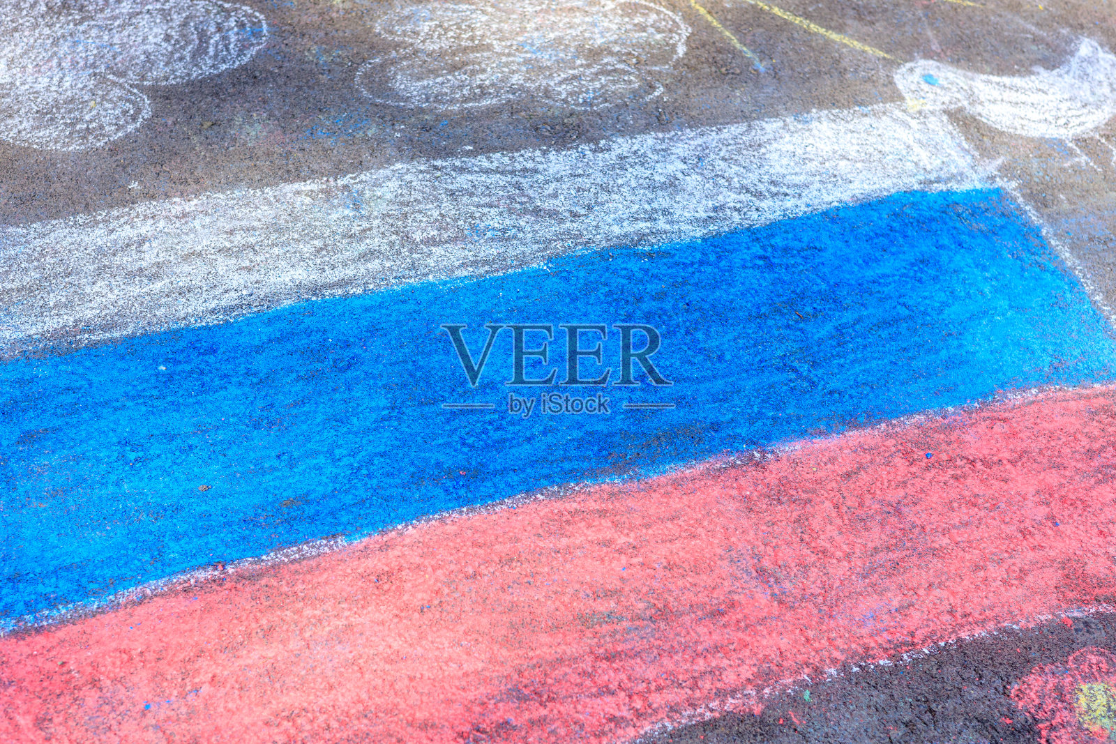 人行道上用粉笔画着俄罗斯国旗照片摄影图片